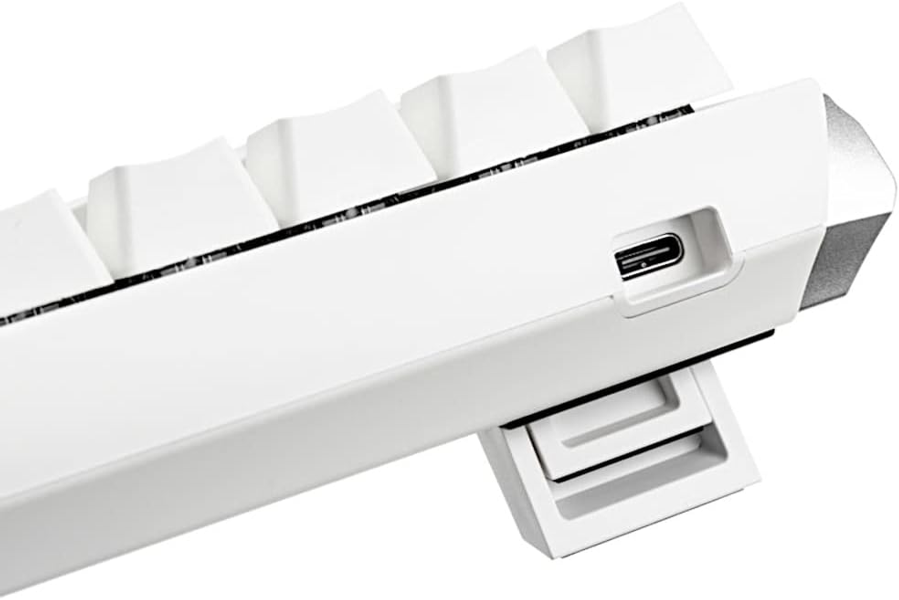 Tastiera bianca con una porta USB-C. La tastiera è bianca. La porta è sul lato.