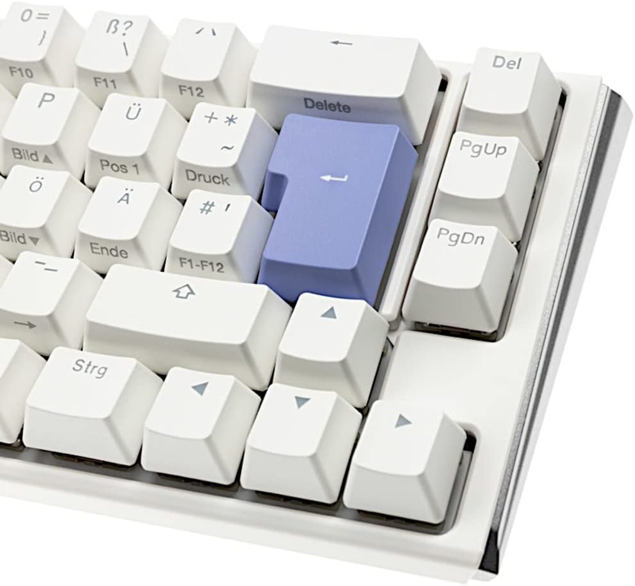 Primo piano di una tastiera con tasti bianchi. Il tasto Invio è blu. I tasti sono bianchi.