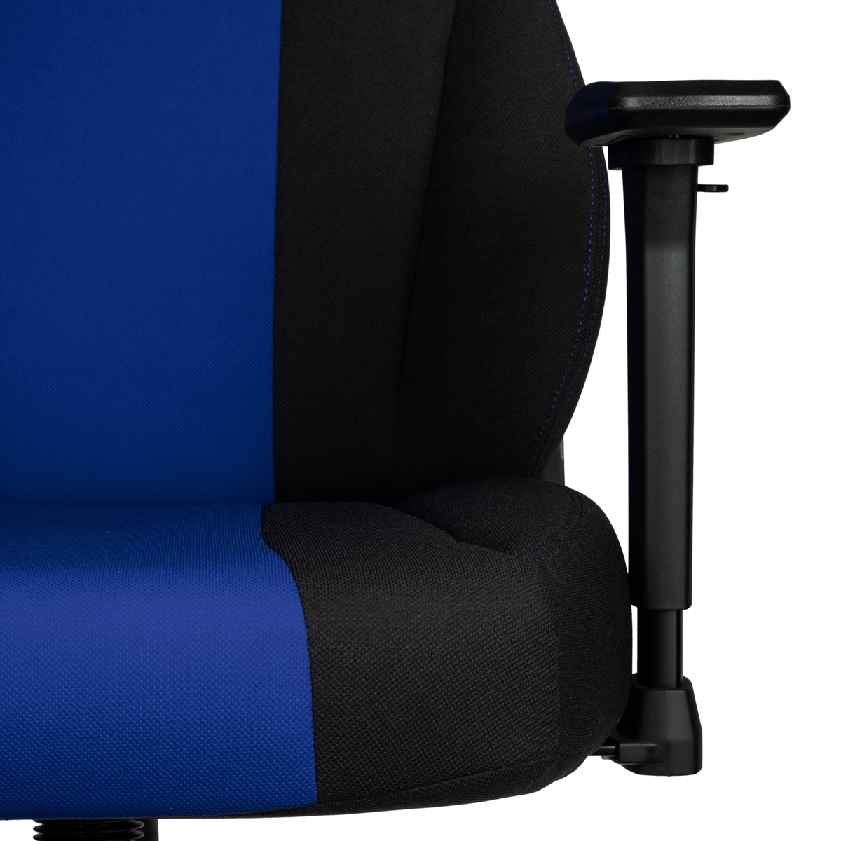 Nahaufnahme eines schwarz-blauen Gaming-Stuhls mit verstellbarer Armlehne. Weißer Hintergrund.