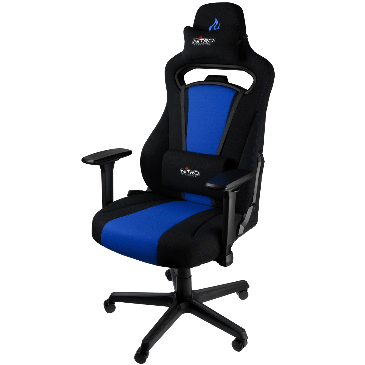 Gaming-Stuhl mit schwarz-blauem Farbschema. Er hat eine Kopfstütze, Armlehnen und ein Fünf-Sterne-Gestell.