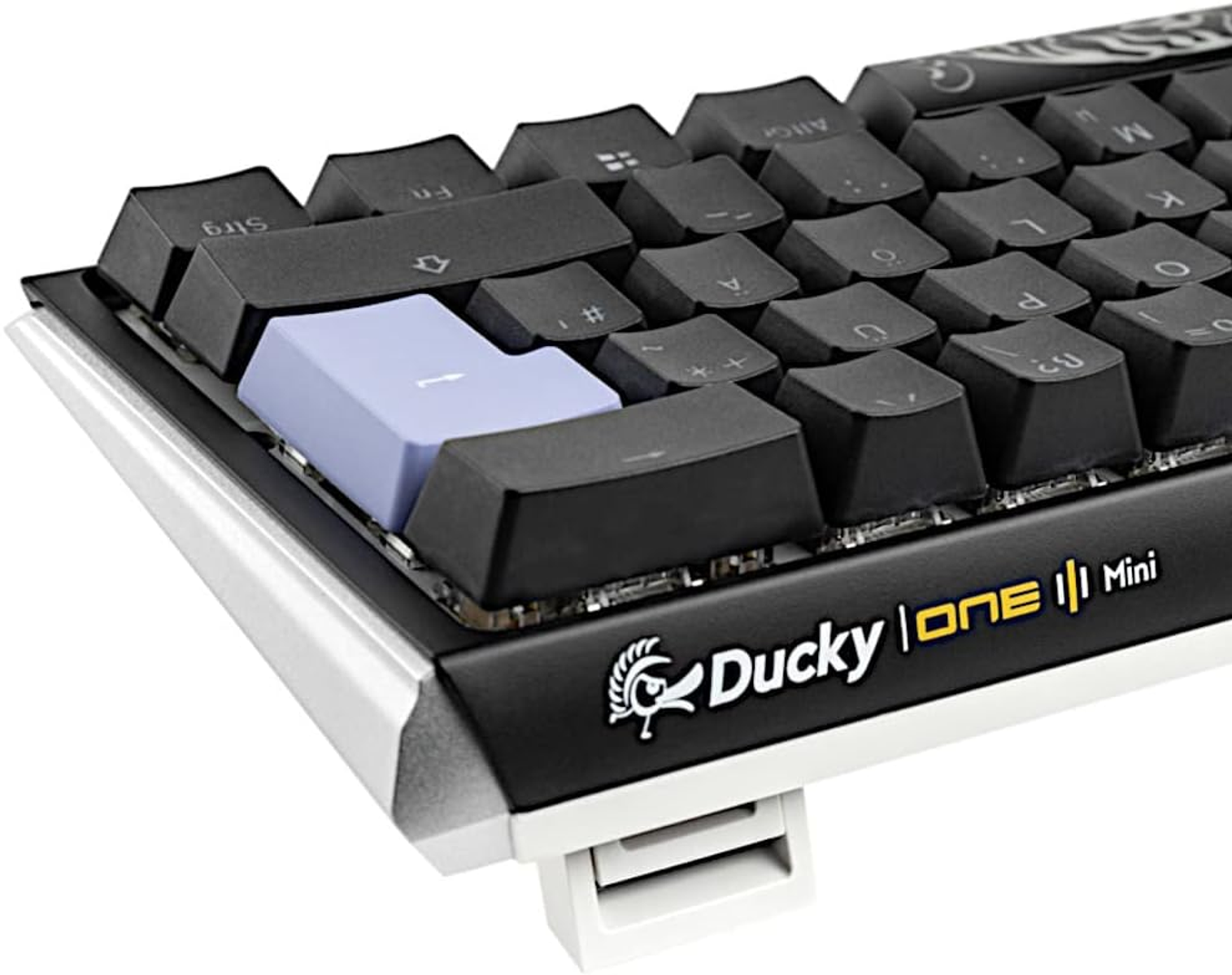 Primo piano della tastiera con tasti neri. Logo Ducky One 2 Mini. Sfondo bianco.
