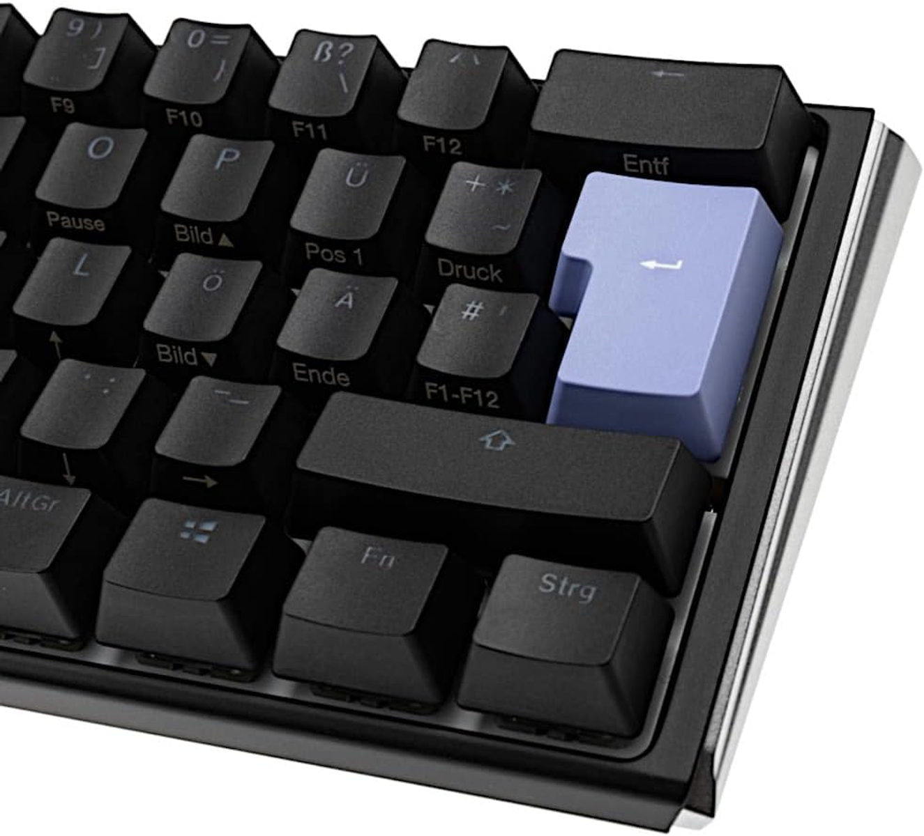 Primo piano di una tastiera con tasti neri. Tasto Invio blu visibile.