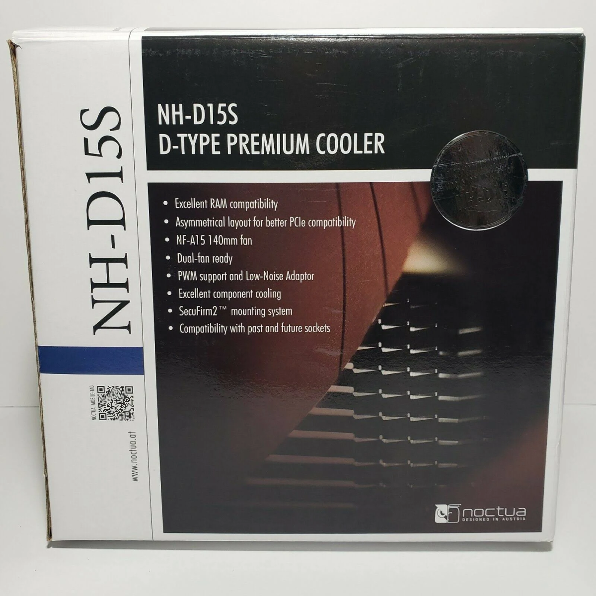 Pudełko chłodnicy do komputera, z tekstem i grafiką, z ciemnym tłem.