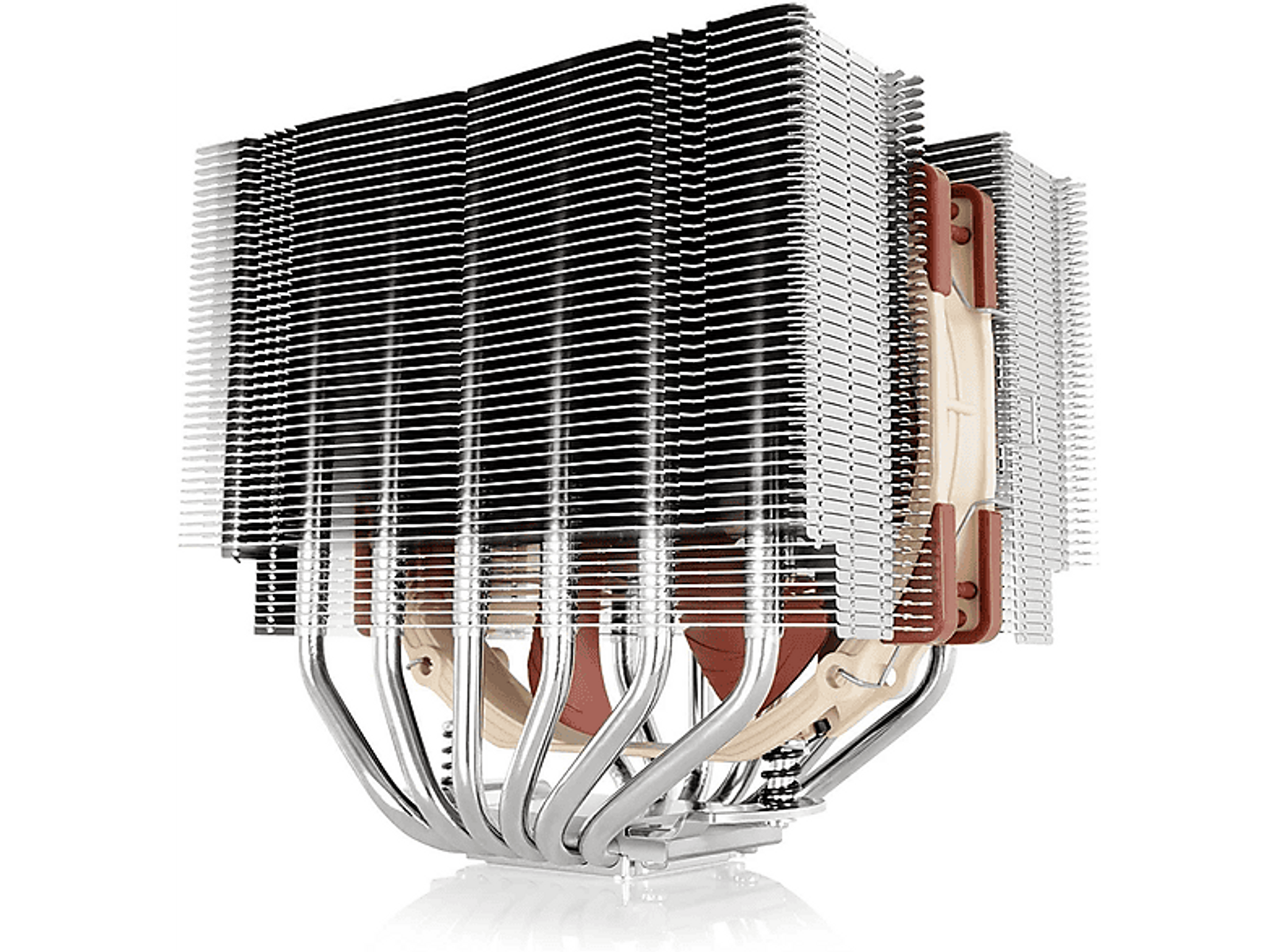 Chłodzenie procesora. Srebrne żeberka z brązowymi akcentami. Wiele rurek cieplnych. Wentylator. Widok z góry.