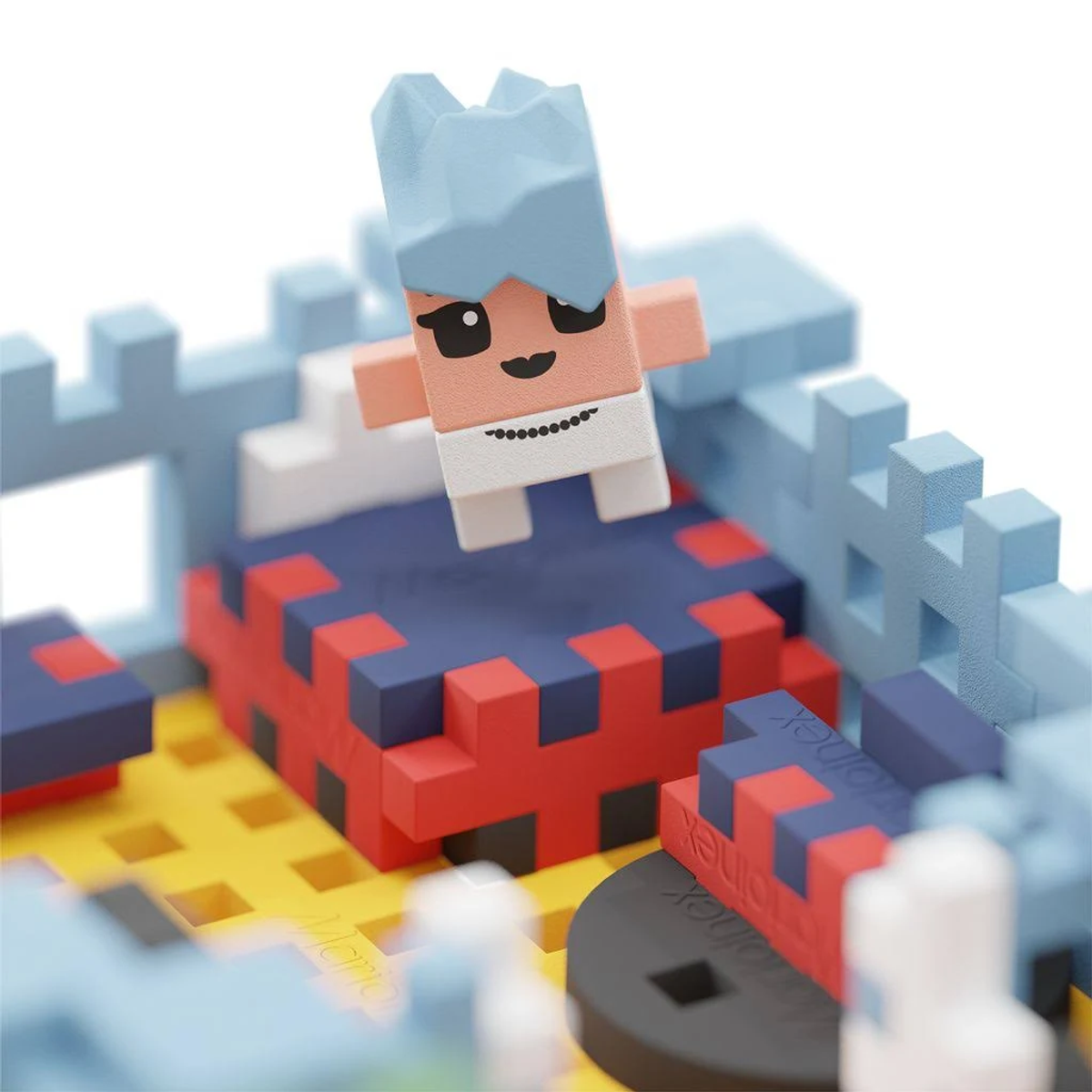 Eine Spielfigur in einem blauen Zimmer aus Blöcken.