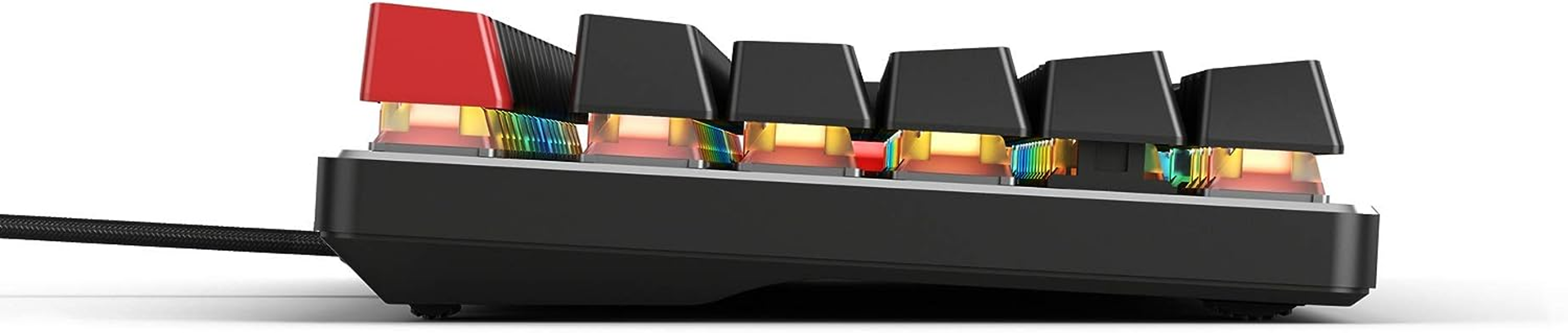 Czarna klawiatura z czerwonym klawiszem. Żółte światło świeci z klawiszy. Czarny kabel po lewej.