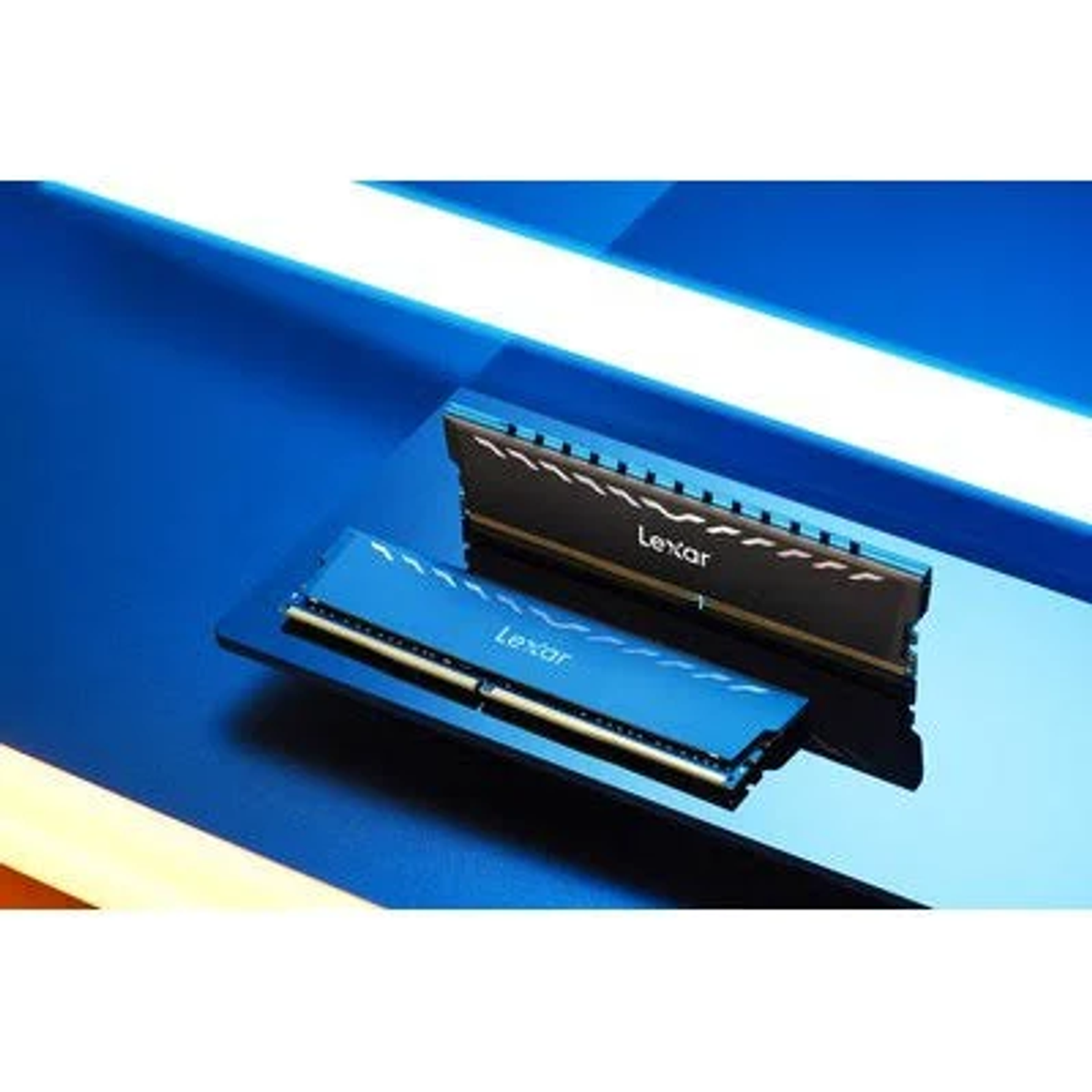 Zwei schwarze Computer-RAM-Riegel auf einer glänzenden Oberfläche mit blauer Beleuchtung.