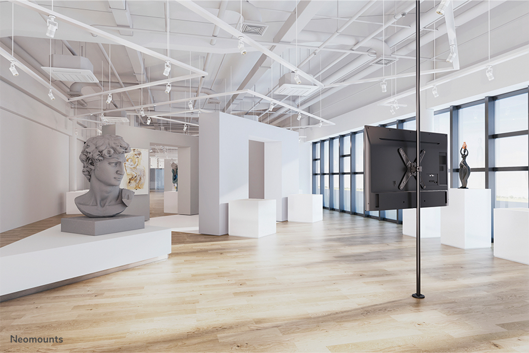 Galleria con arte. Un busto, arte alle pareti, uno schermo e sculture. Pavimento in legno.