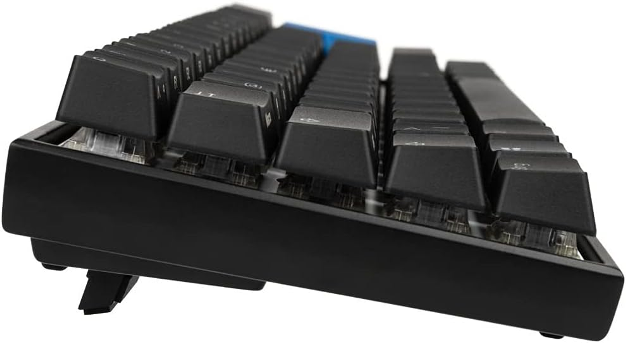 Schwarze mechanische Tastatur mit schwarzen Tasten und einer blauen Taste auf weißem Grund.