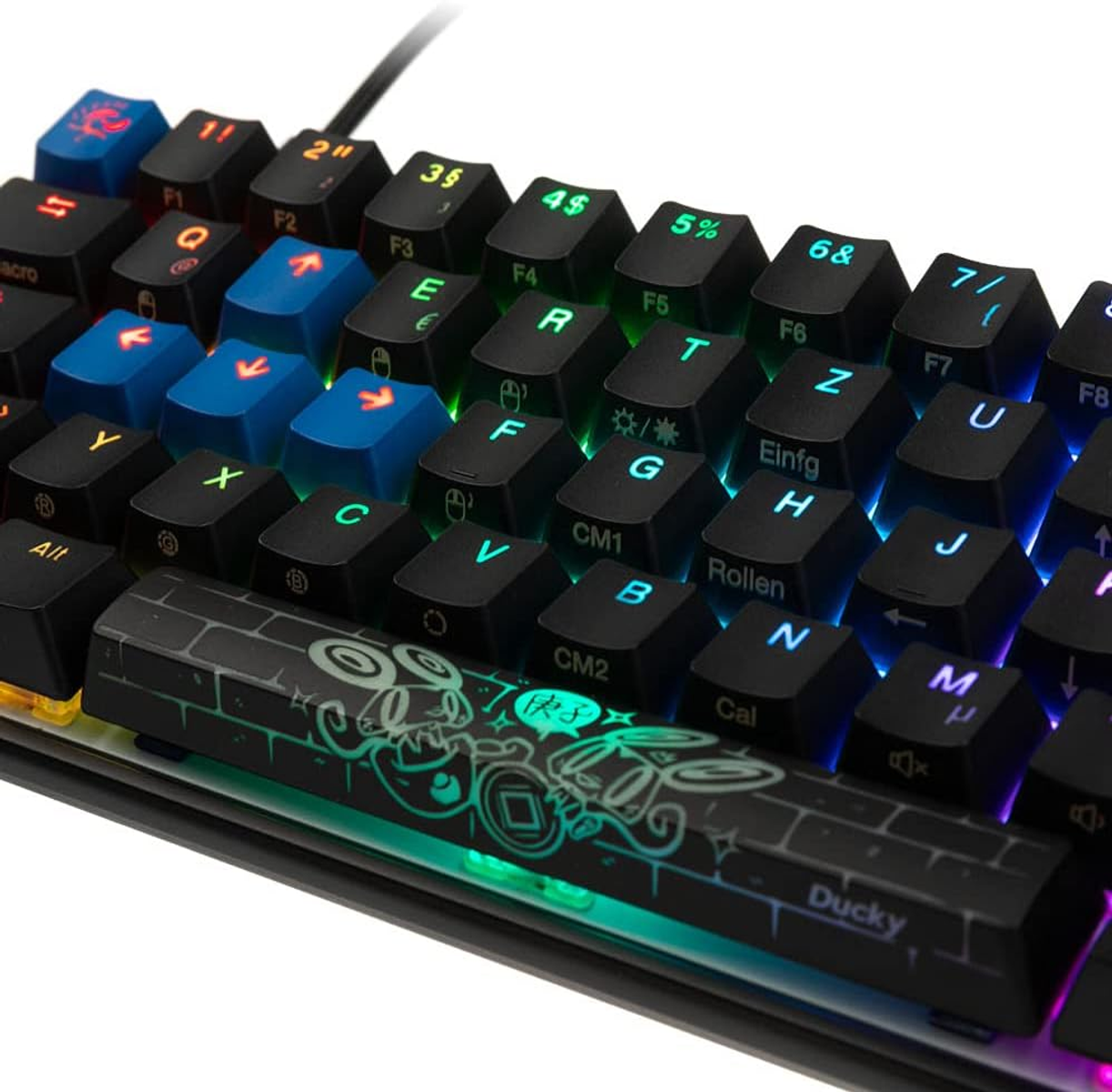 Nahaufnahme einer Ducky-Tastatur mit bunten Tasten und Leertaste.
