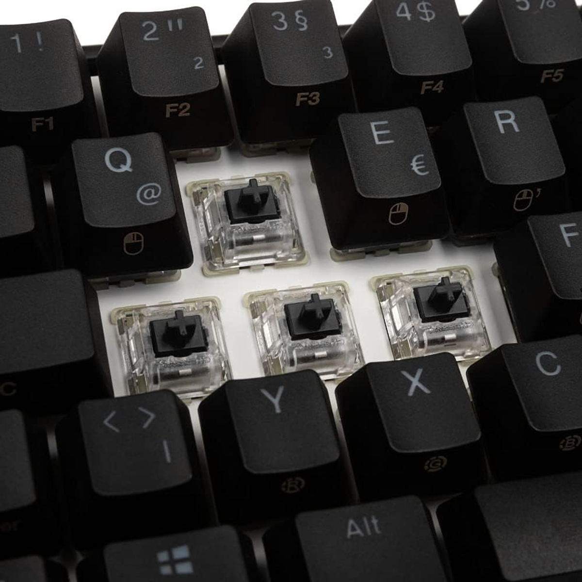Nahaufnahme einer Tastatur mit entfernten Tasten. Transparente Schalter sind sichtbar.