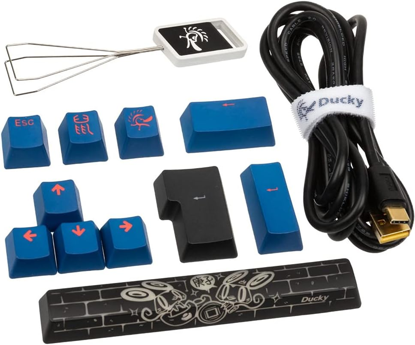 Tastatur-Keycaps, Keycap-Abzieher und USB-Kabel. Verschiedenfarbige Keycaps vorhanden.
