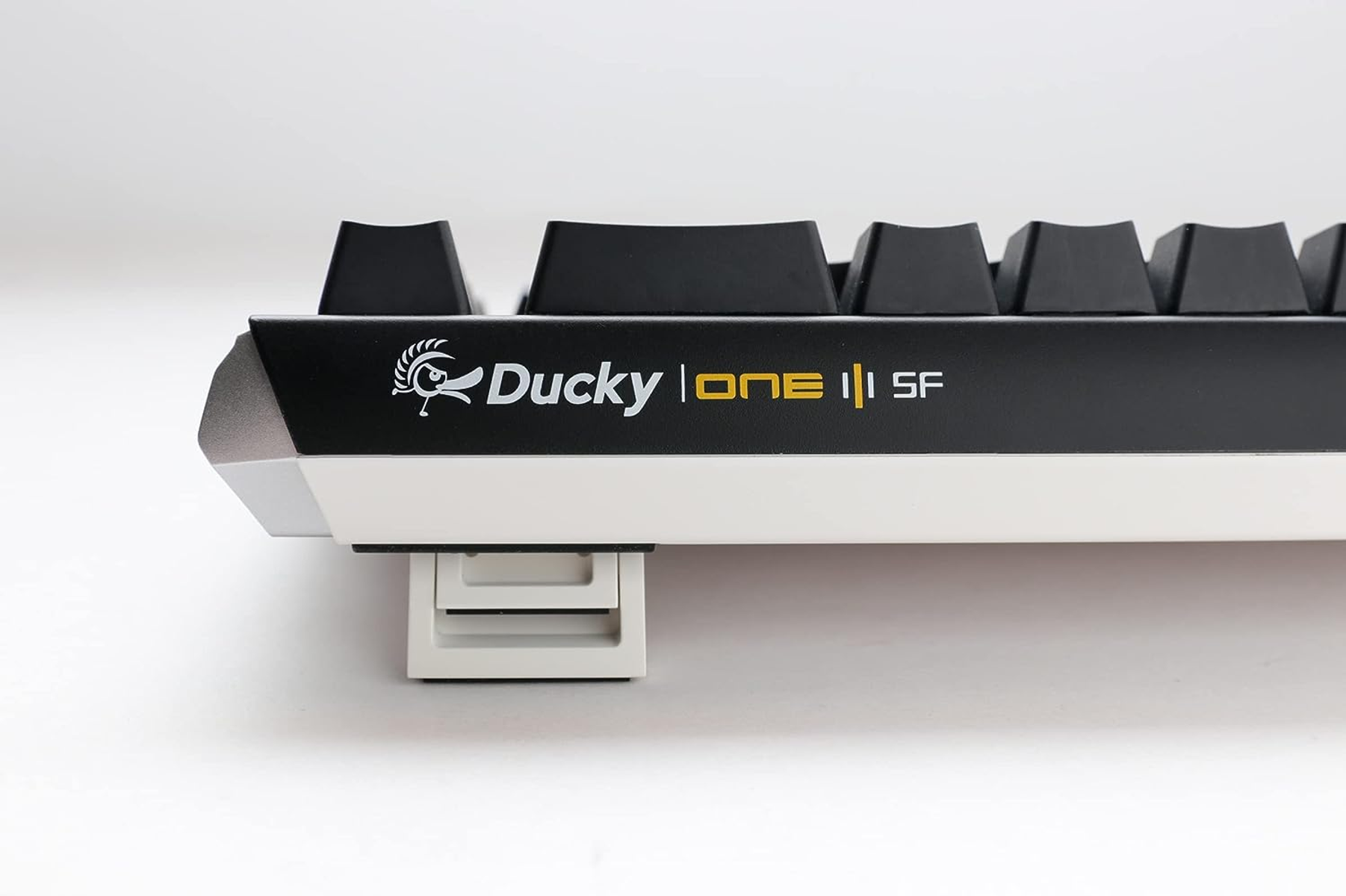 Zijaanzicht van een toetsenbord met Ducky-branding en zwarte toetsen.