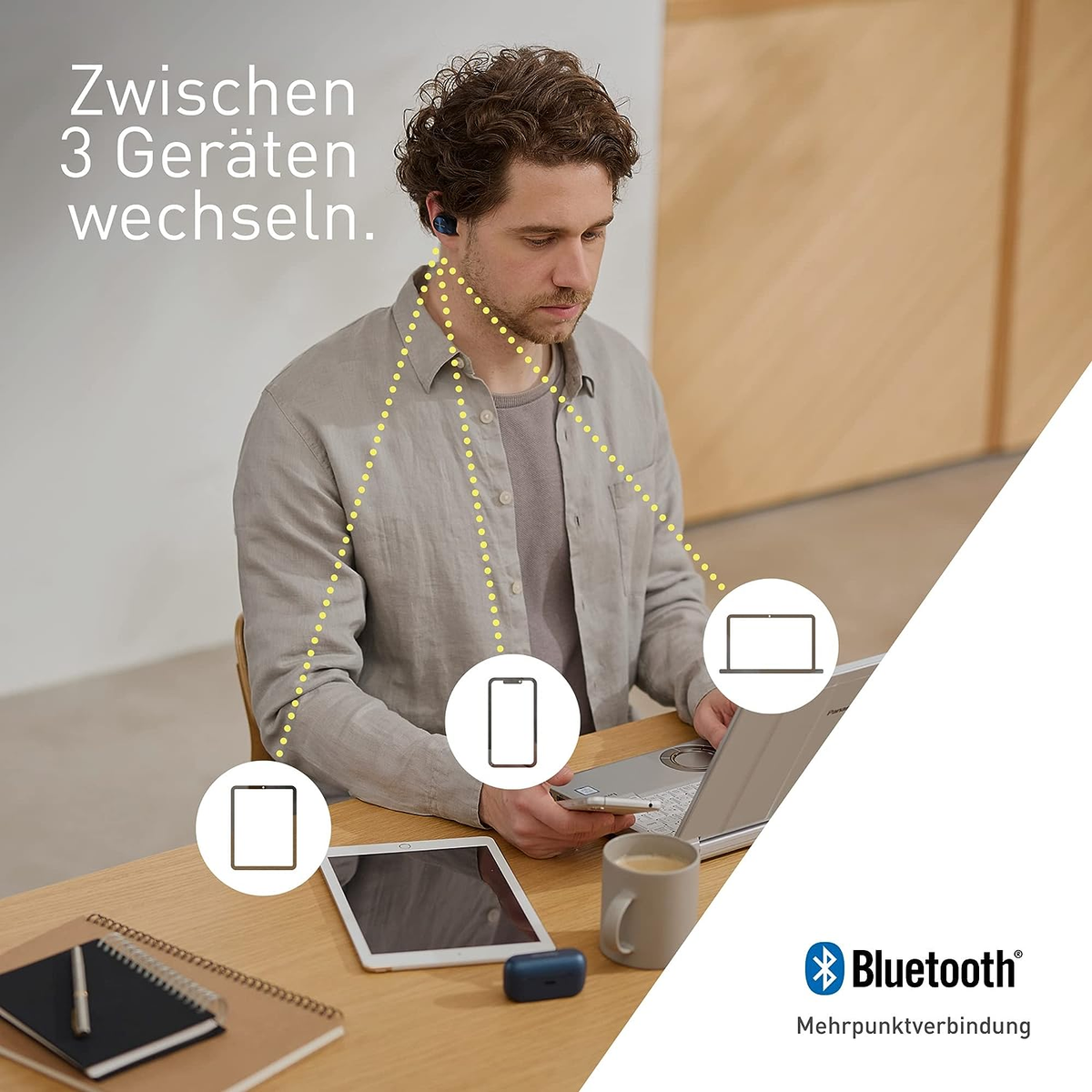 Mann mit Ohrhörern blickt auf Geräte: Tablet, Telefon und Laptop. Text: Wechseln zwischen 3 Geräten. Bluetooth-Logo sichtbar.