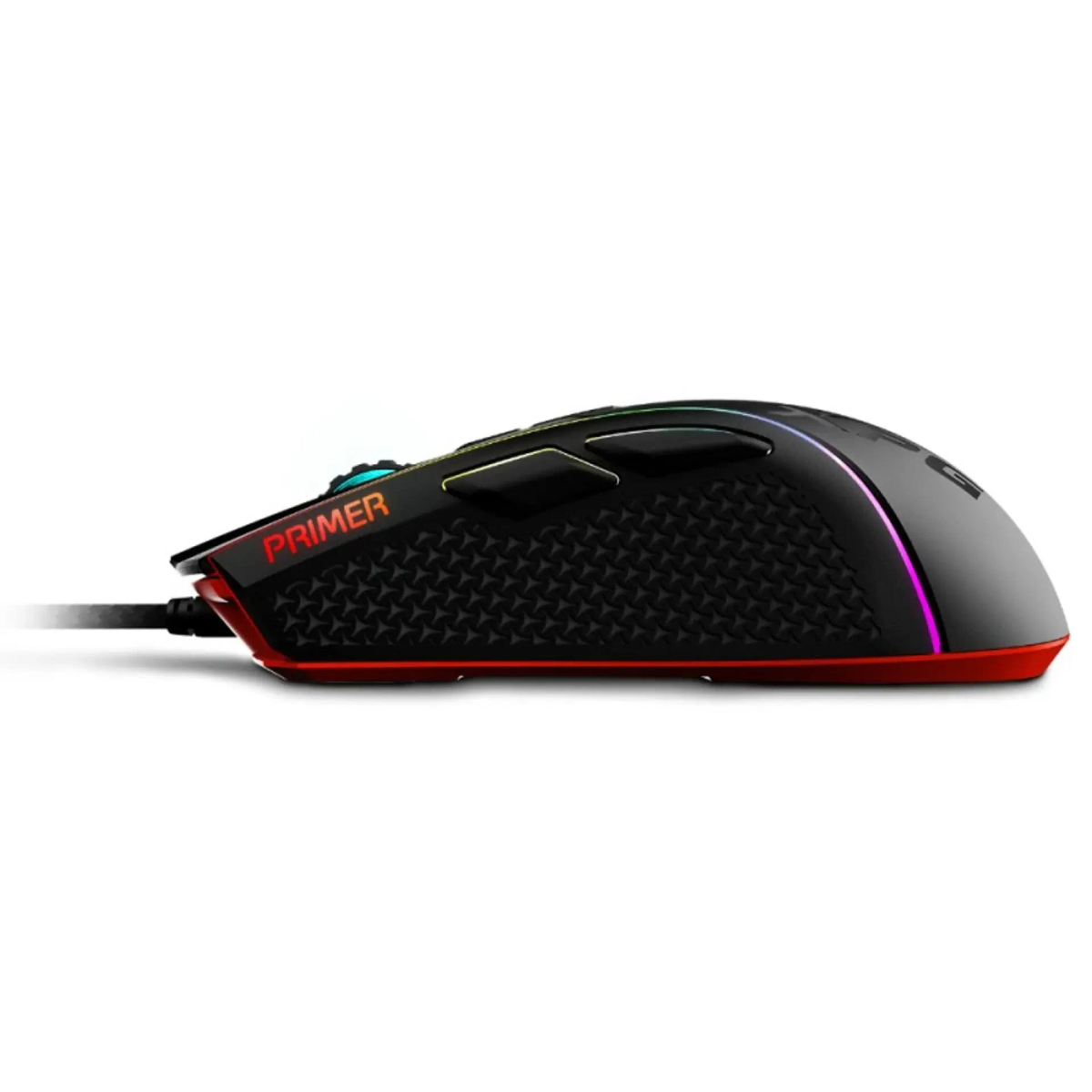 Mouse da gaming nero e grigio, dettagli rossi e cavo. C'è scritto PRIMER.