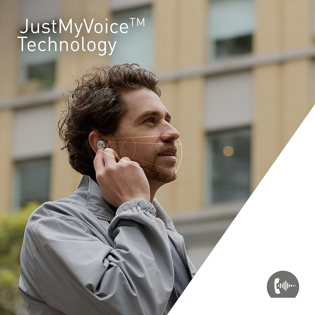 Ein Mann, der einen Ohrhörer trägt und ihn berührt. Im Hintergrund ist ein Gebäude. Der Text lautet: 'JustMyVoice Technology'. Grafik eines Telefons.