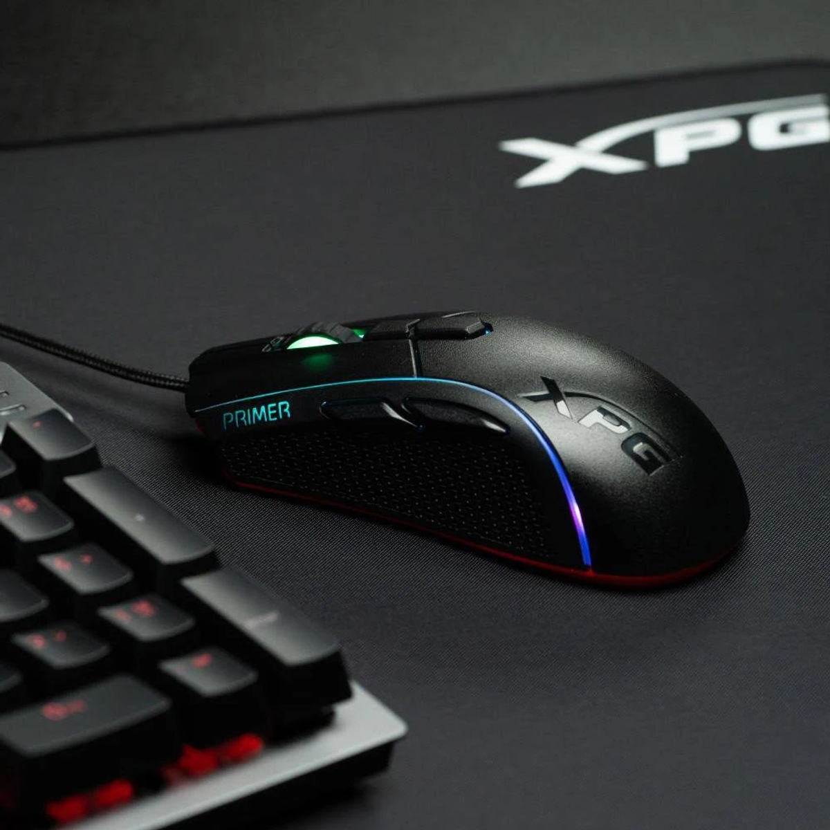 Mouse XPG nero su un tappetino con tastiera.
