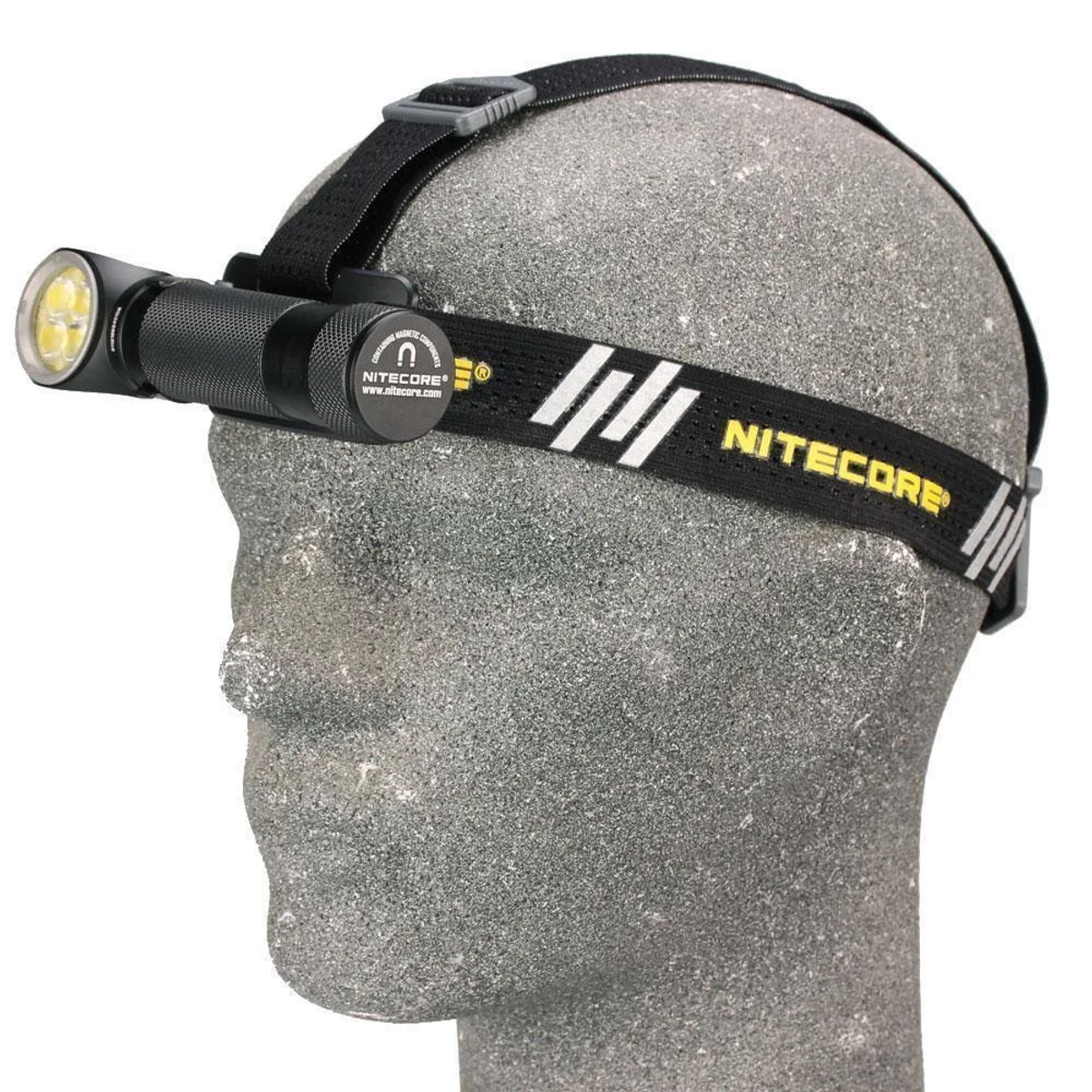 Lampe frontale sur une tête de mannequin. Accents noirs et jaunes. Texte Nitecore sur le bandeau.