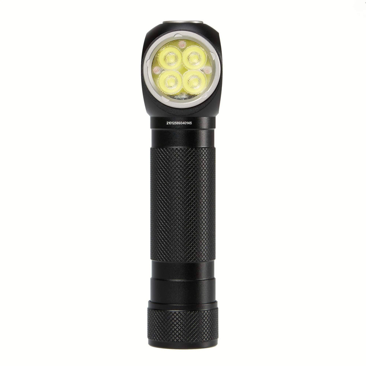 Lampe de poche noire avec quatre LED. La tête est inclinée. Le corps est texturé. Le fond est blanc.