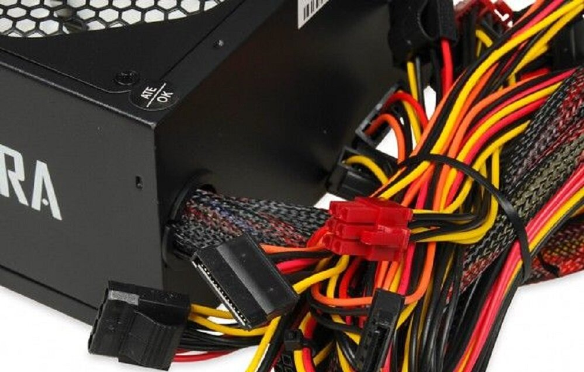 Czarny zasilacz z kolorowymi przewodami i złączami. Widoczna naklejka ATE OK.