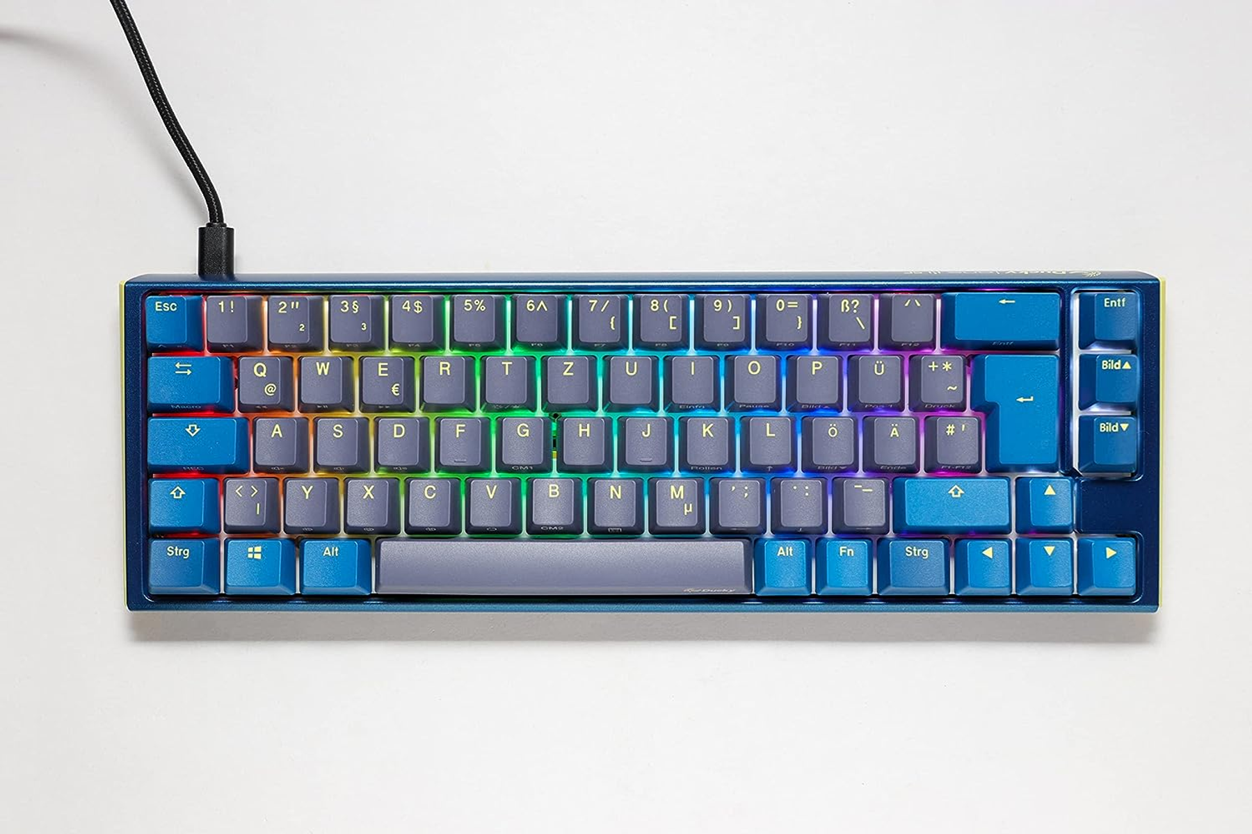 Tastiera blu con retroilluminazione arcobaleno. Tasti con layout standard. Vista dall'alto.