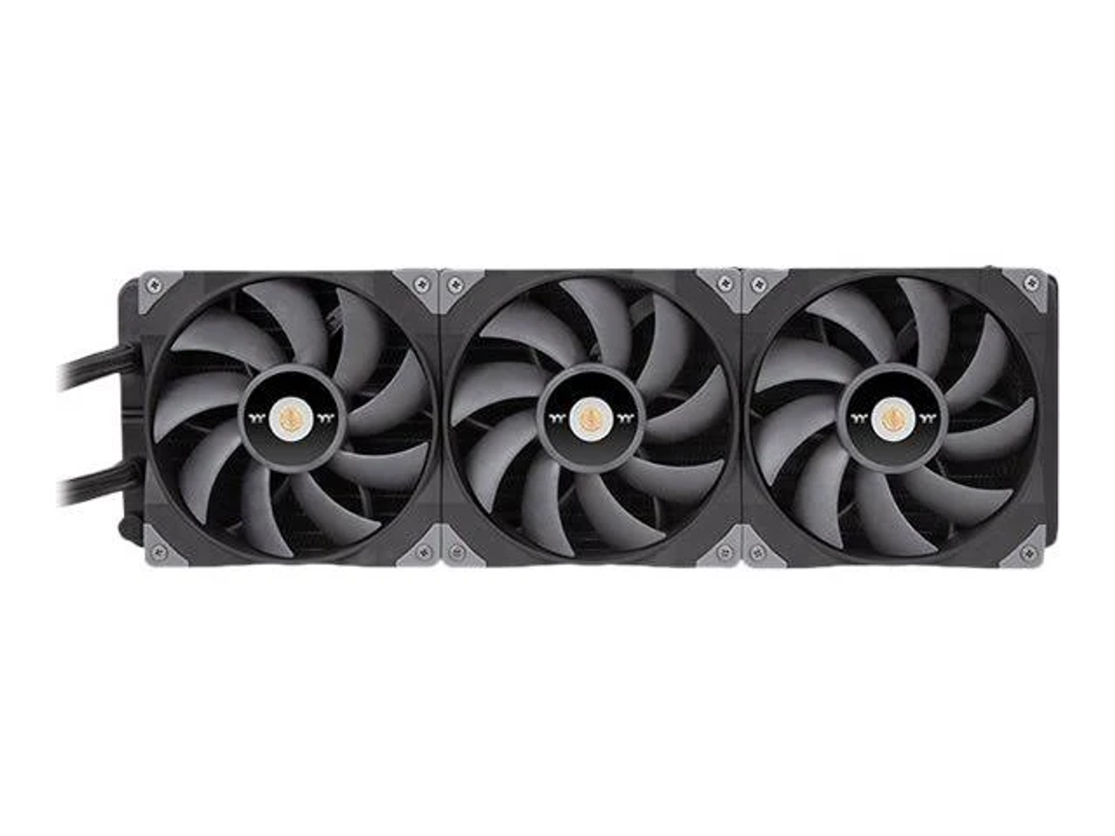 Drei schwarze Computerlüfter, die miteinander verbunden sind, Vorderansicht. Silberne Akzente, schwarze Blätter.