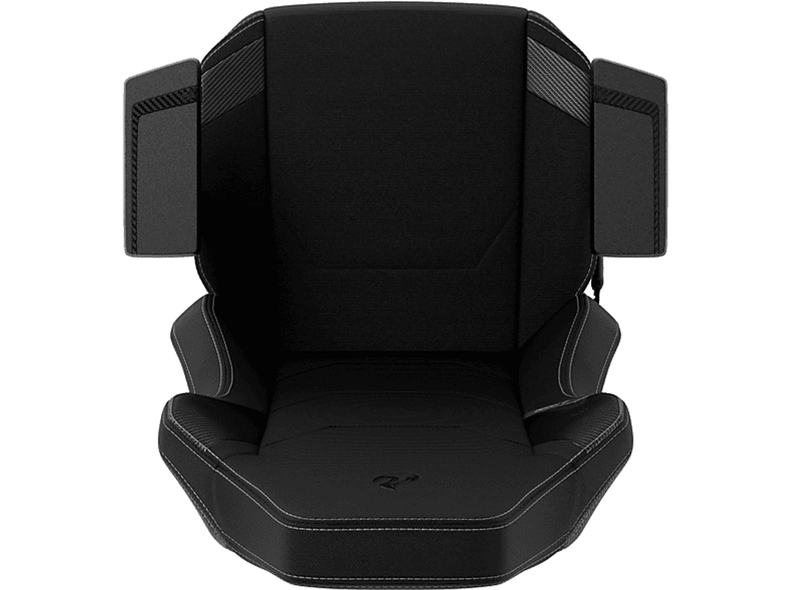 Sedia da gaming nera con braccioli. Ha un logo sul sedile, con cuciture bianche.