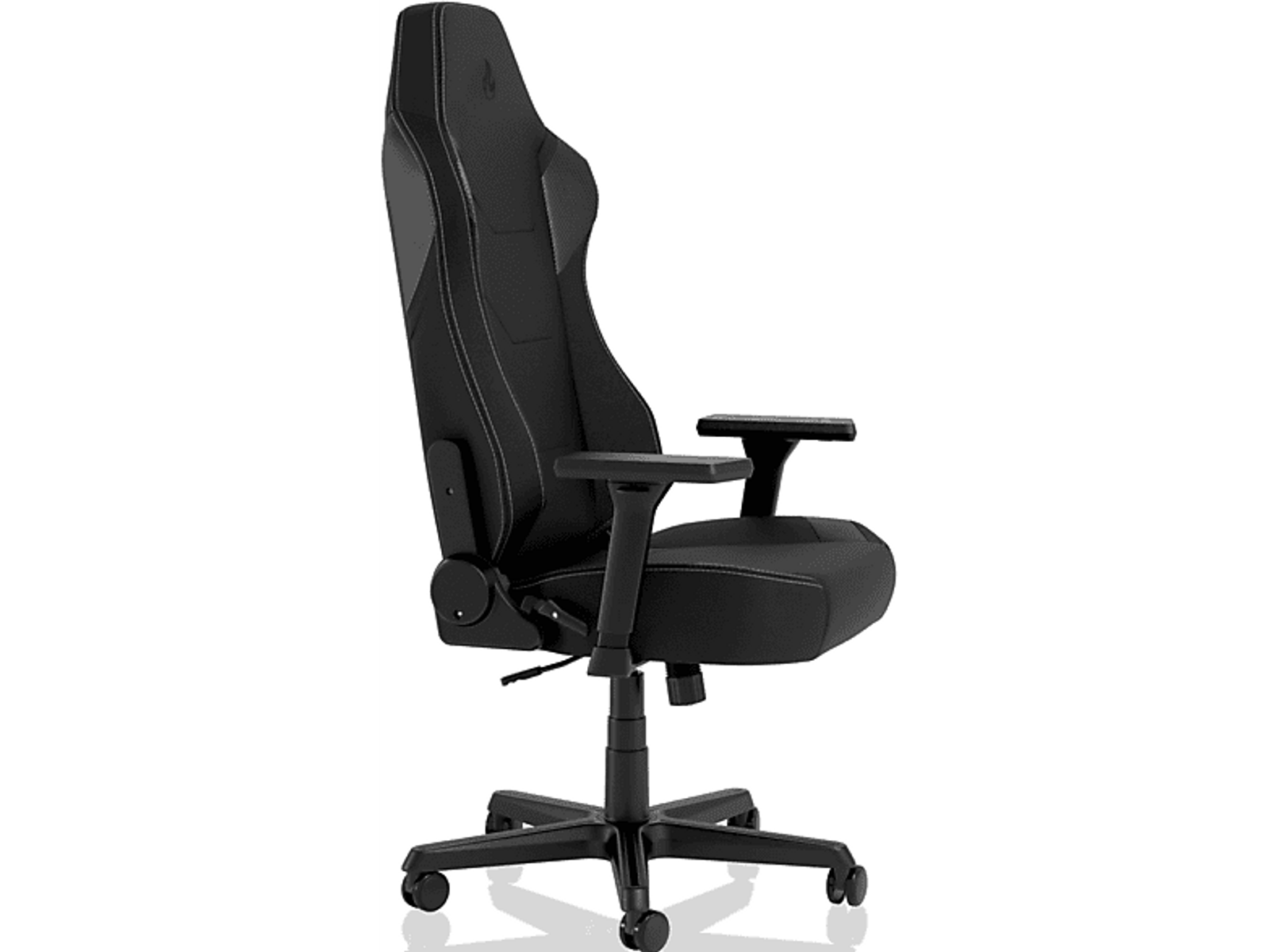 Sedia da gaming nera. Dettagli grigi, base nera, braccioli e ruote. Sfondo bianco.