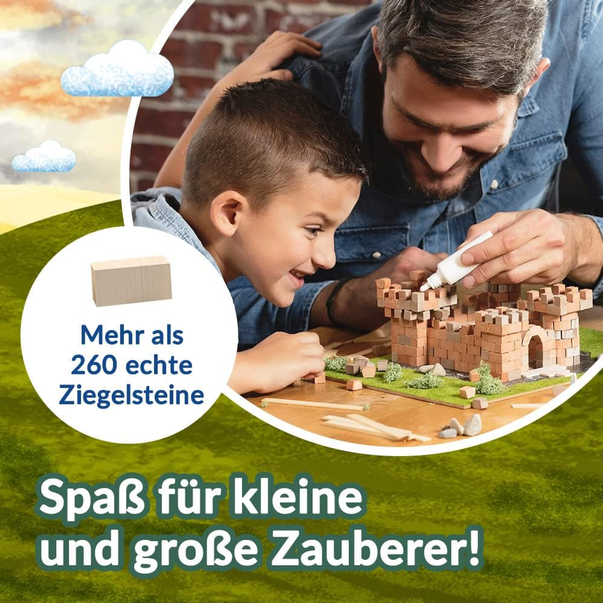 Ein Vater und Sohn bauen mit Holzblöcken ein Schloss, mit Textüberlagerung.