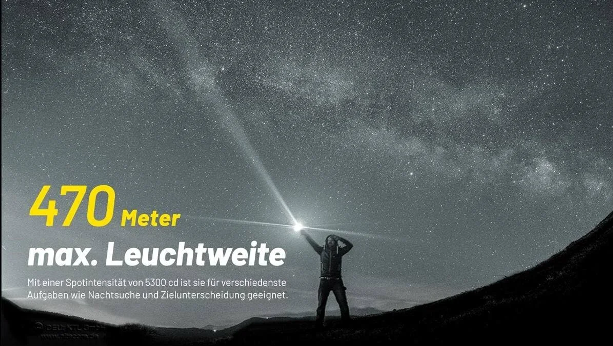Osoba świecąca latarką w nocnym niebie. Tekst pokazuje 470 metrów maks. zasięg światła.