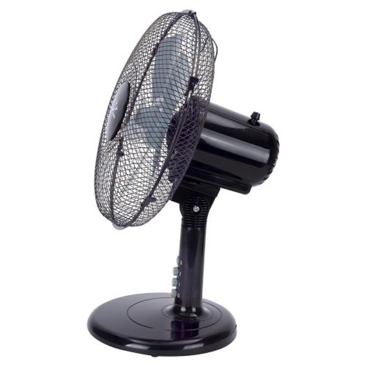 Schwarzer Tischventilator mit silbernem Maschendrahtschutz. Weißer Hintergrund.