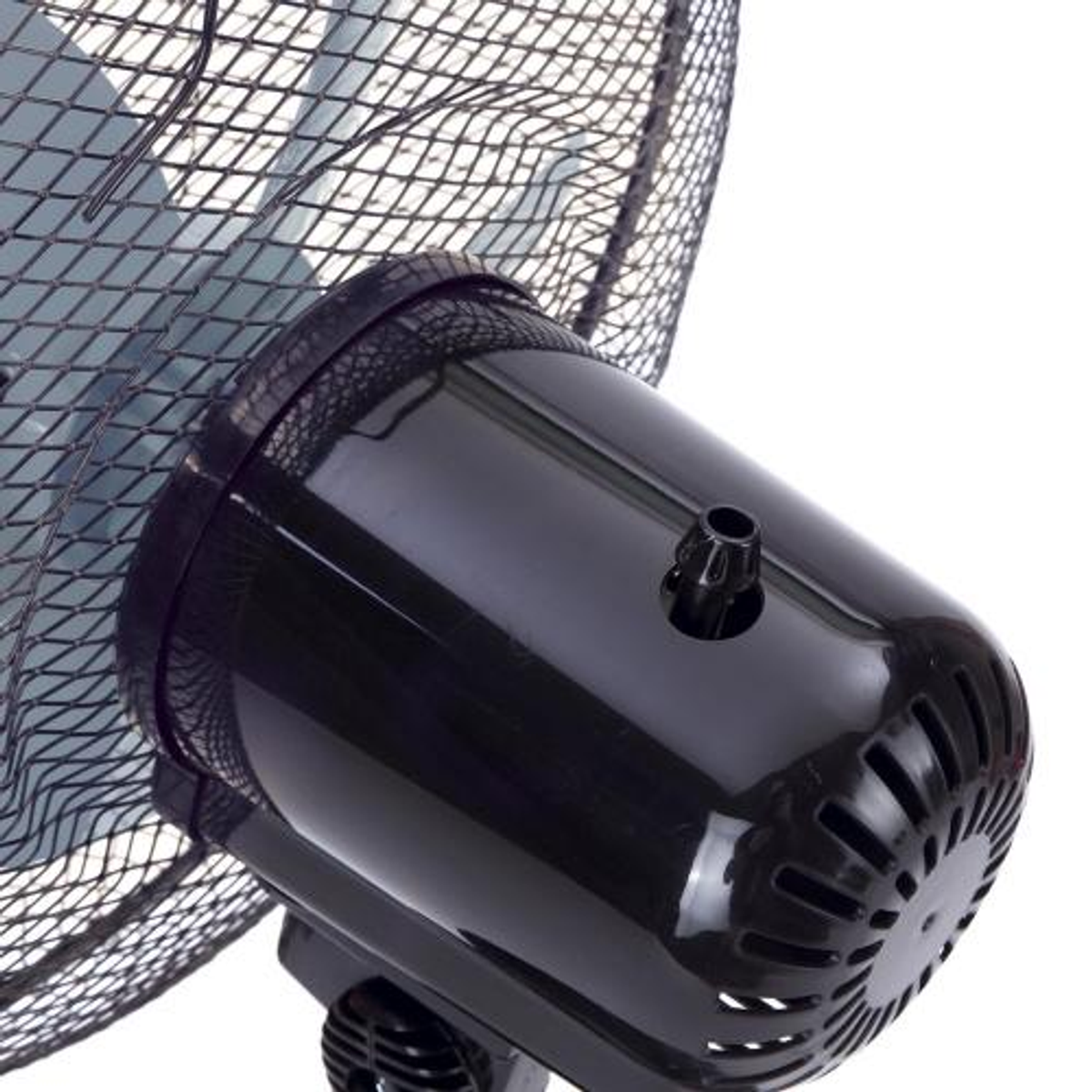 Schwarzes Lüftermotorgehäuse mit Metallgitter. Weißer Hintergrund. Lüfterblätter sichtbar.