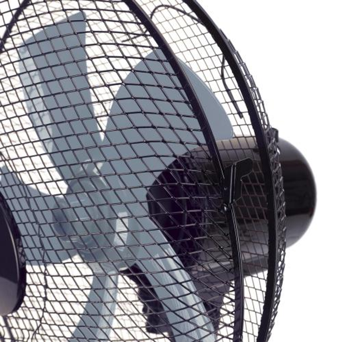 Nahaufnahme eines schwarzen Lüfters hinter einem schützenden Metallgitter.
