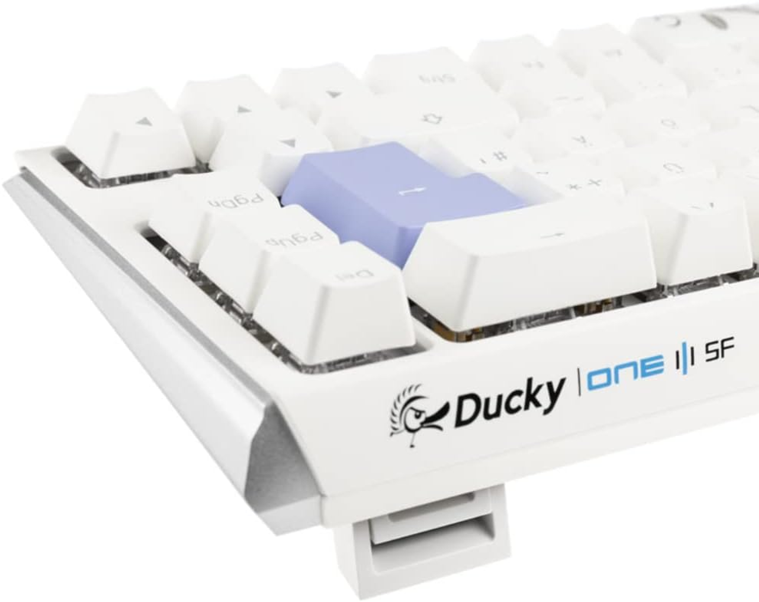 Primo piano di una tastiera bianca con tasto Invio blu e logo Ducky. La tastiera è su una superficie bianca.