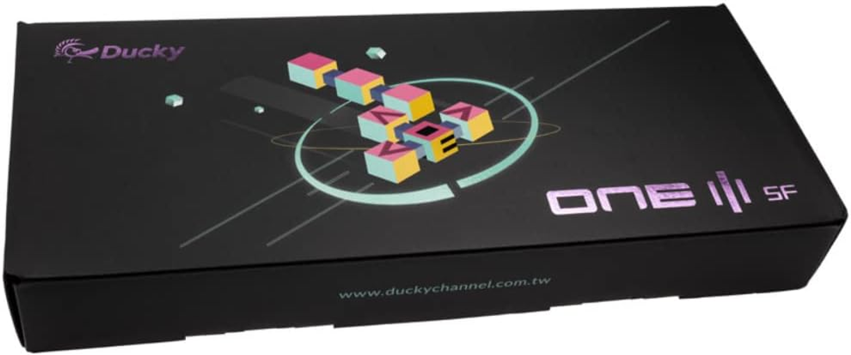 Scatola nera con marchio Ducky e ONE 3 SF. Indirizzo del sito web.