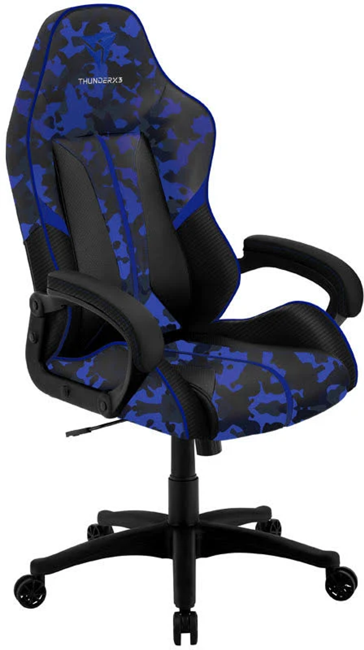 Blau-schwarzer Gaming-Stuhl mit Tarnmuster. Der Hintergrund ist weiß.
