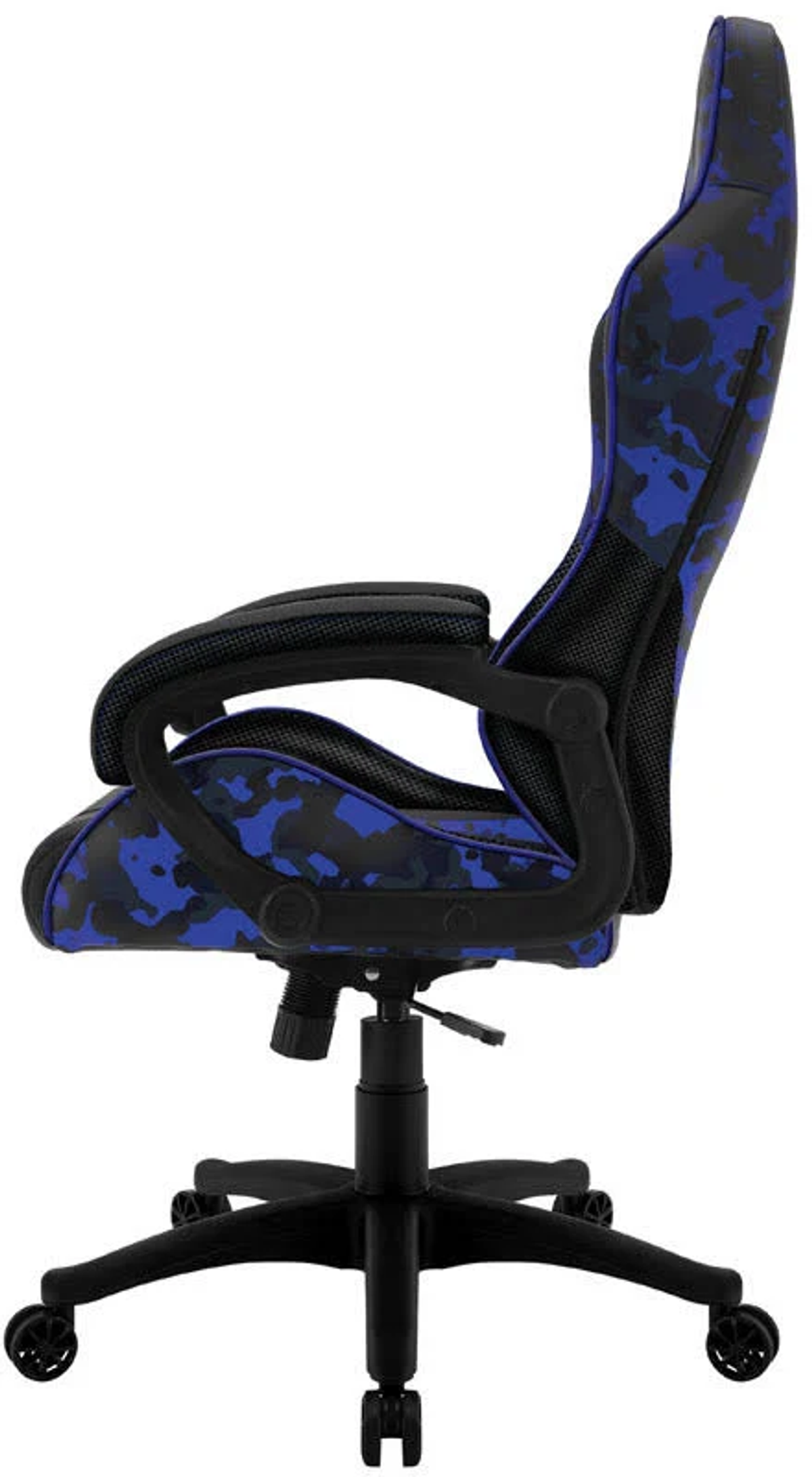 Blauer und schwarzer Gaming-Stuhl. Er steht auf einer schwarzen Basis. Der Hintergrund ist weiß.