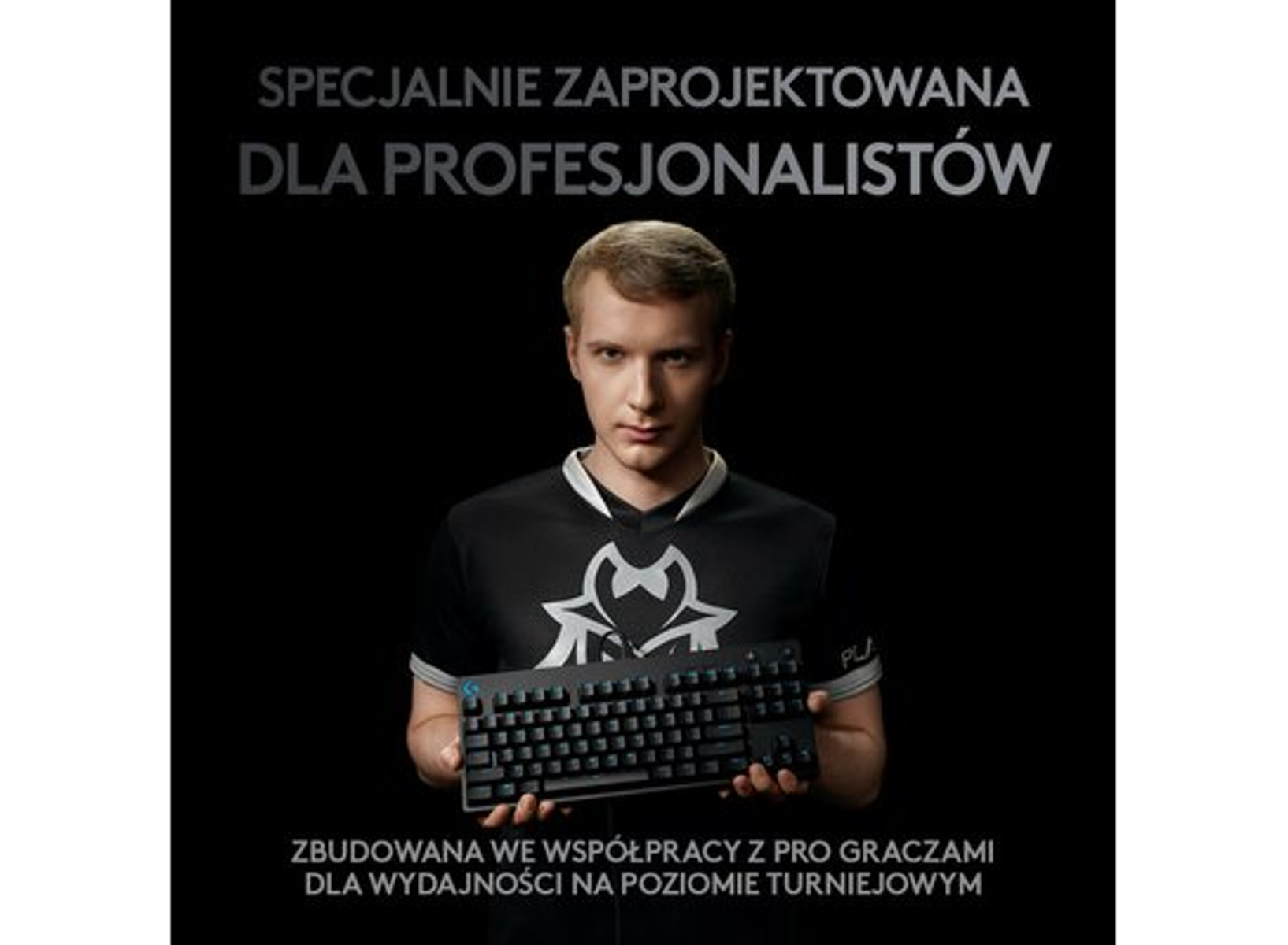 Ein Mann hält eine schwarze Tastatur vor einem schwarzen Hintergrund. Text über und unter dem Mann.