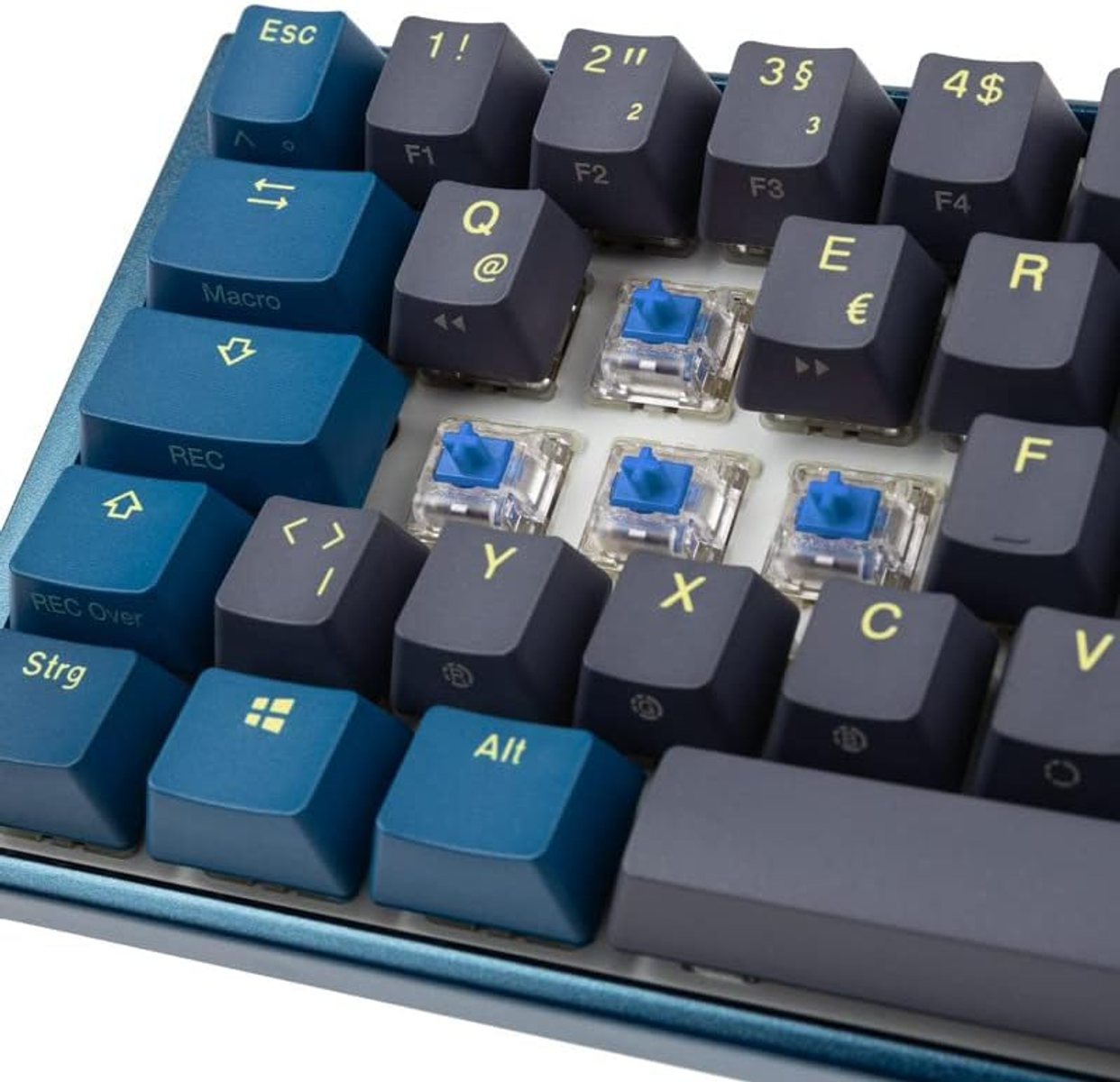 Primo piano di una tastiera con tasti blu e grigi. I tasti hanno interruttori blu.