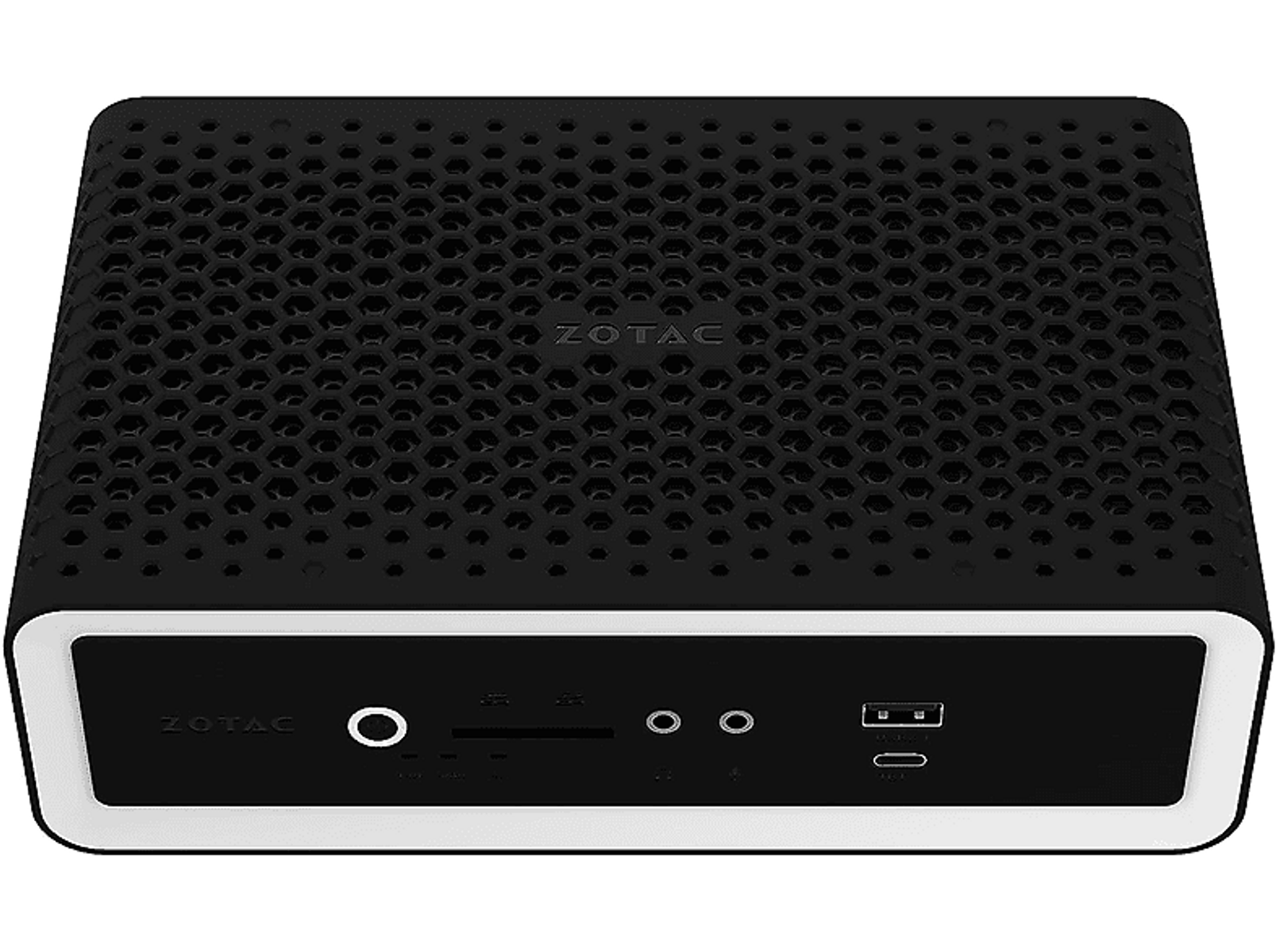 Ein schwarzer ZOTAC Mini-PC mit Wabenmuster und Anschlüssen auf der Vorderseite, weißer Hintergrund.