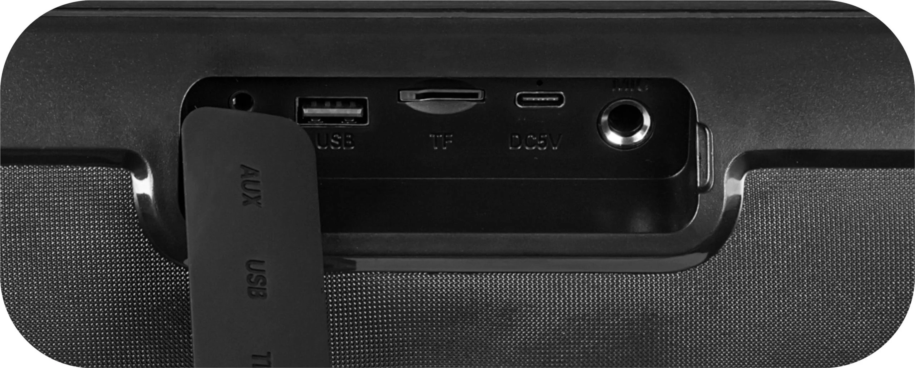 Nahaufnahme der Rückseite eines schwarzen Lautsprechers mit Anschlüssen für USB, SD-Karte und Aux.