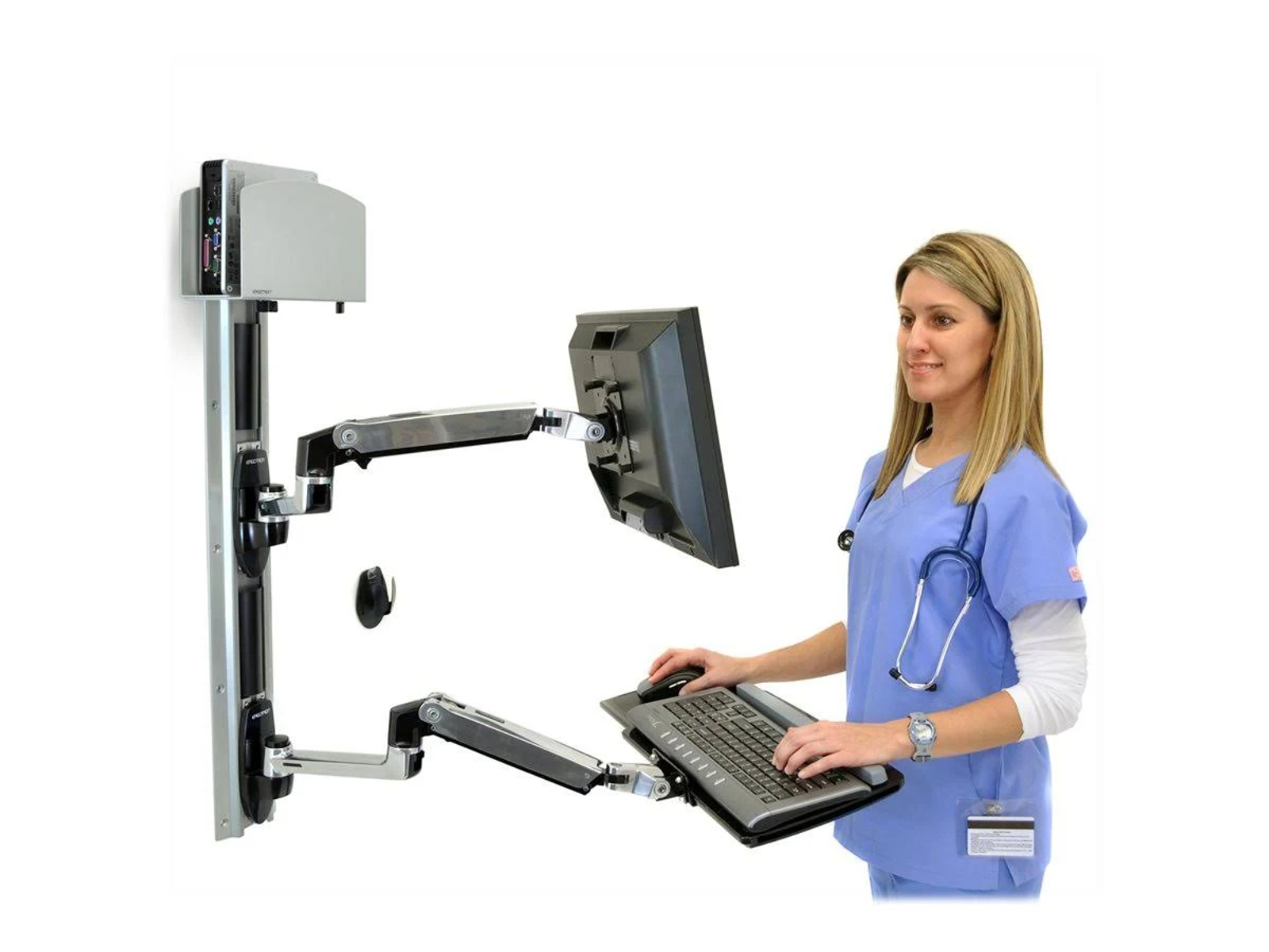 Arztpraxis-Setup mit Monitor, Tastatur und Computer. Eine Krankenschwester benutzt die Tastatur.