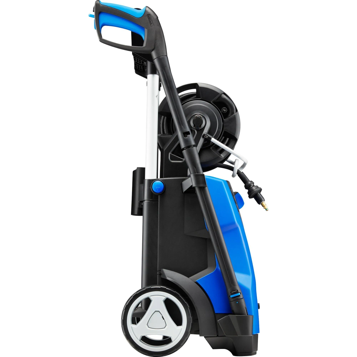 Niebiesko-czarna myjka ciśnieniowa. Ma koła i bęben na wąż. Widok z boku.