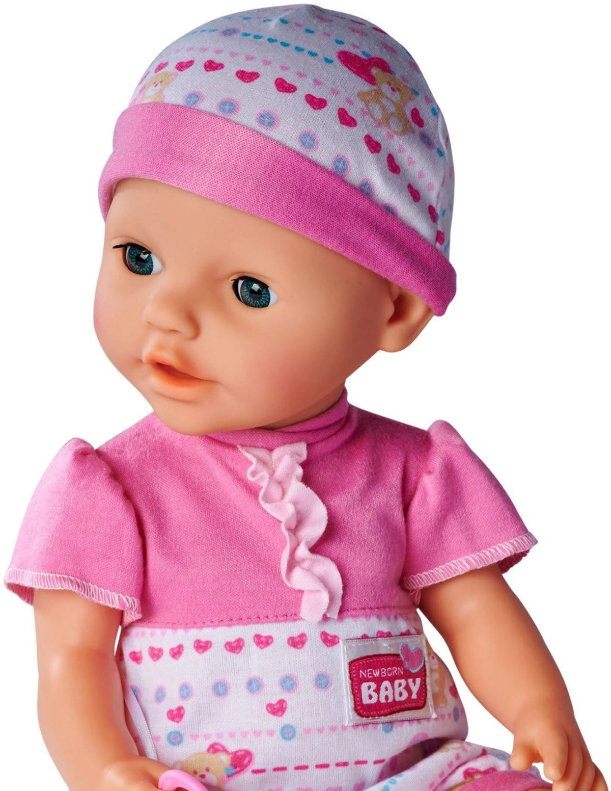 Babypuppe in rosa Kleidung und Hut, mit blauen Augen.