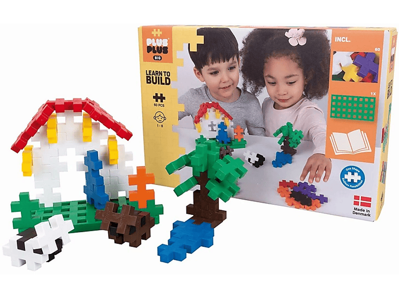 Pudełko z klockami. Dzieci budują z klocków, dom, drzewa i krowę.