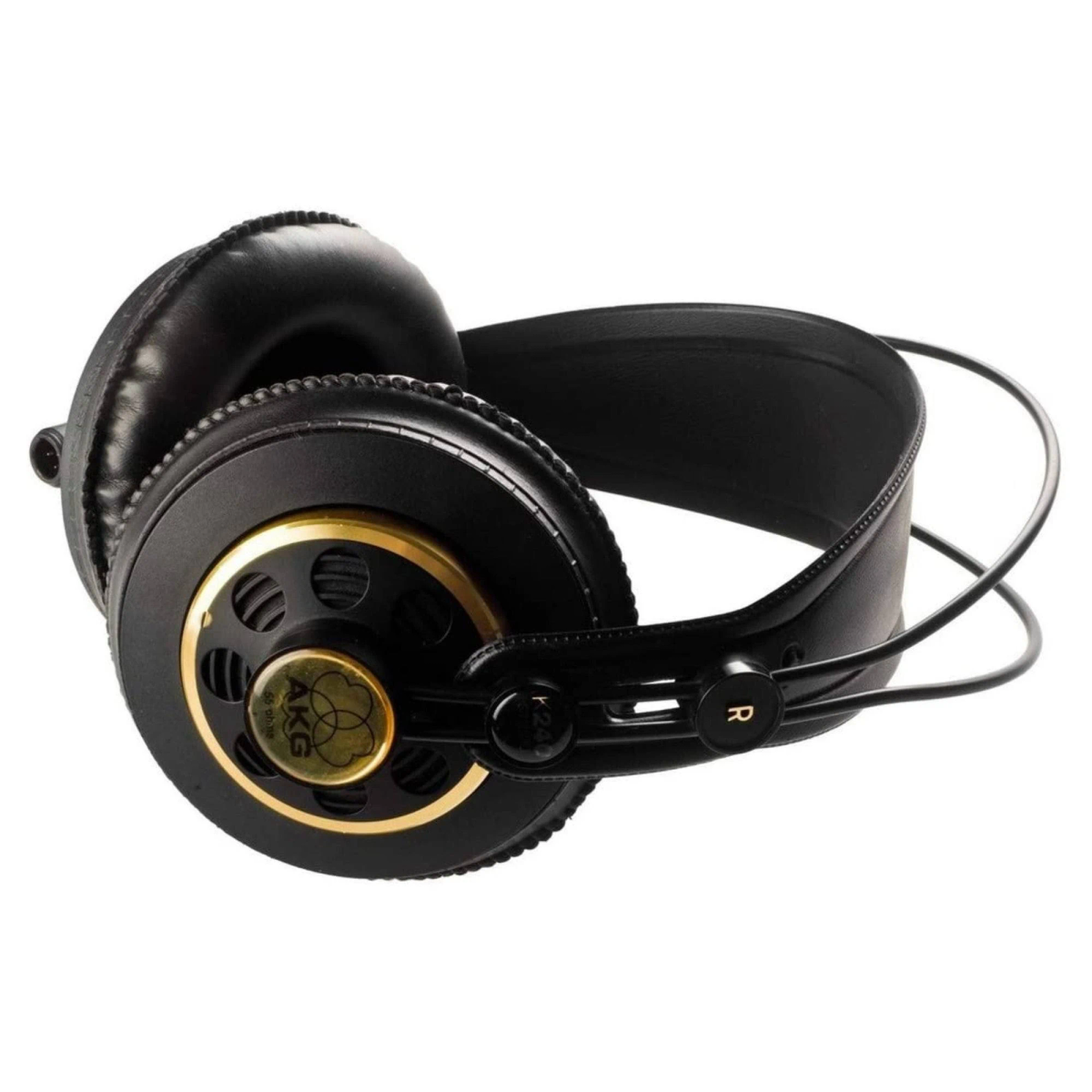 Schwarze AKG K240 Studio Kopfhörer mit goldenen Akzenten, die die rechte Seite der Kopfhörer zeigen.