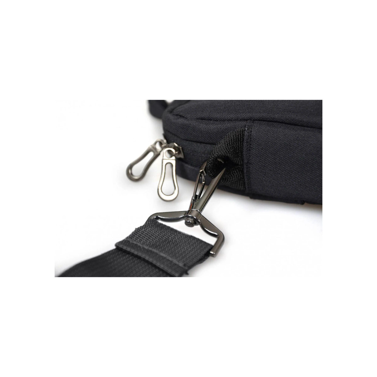 Ein schwarzer Taschenriemen mit Metallverschlüssen. Der Hintergrund ist weiß.