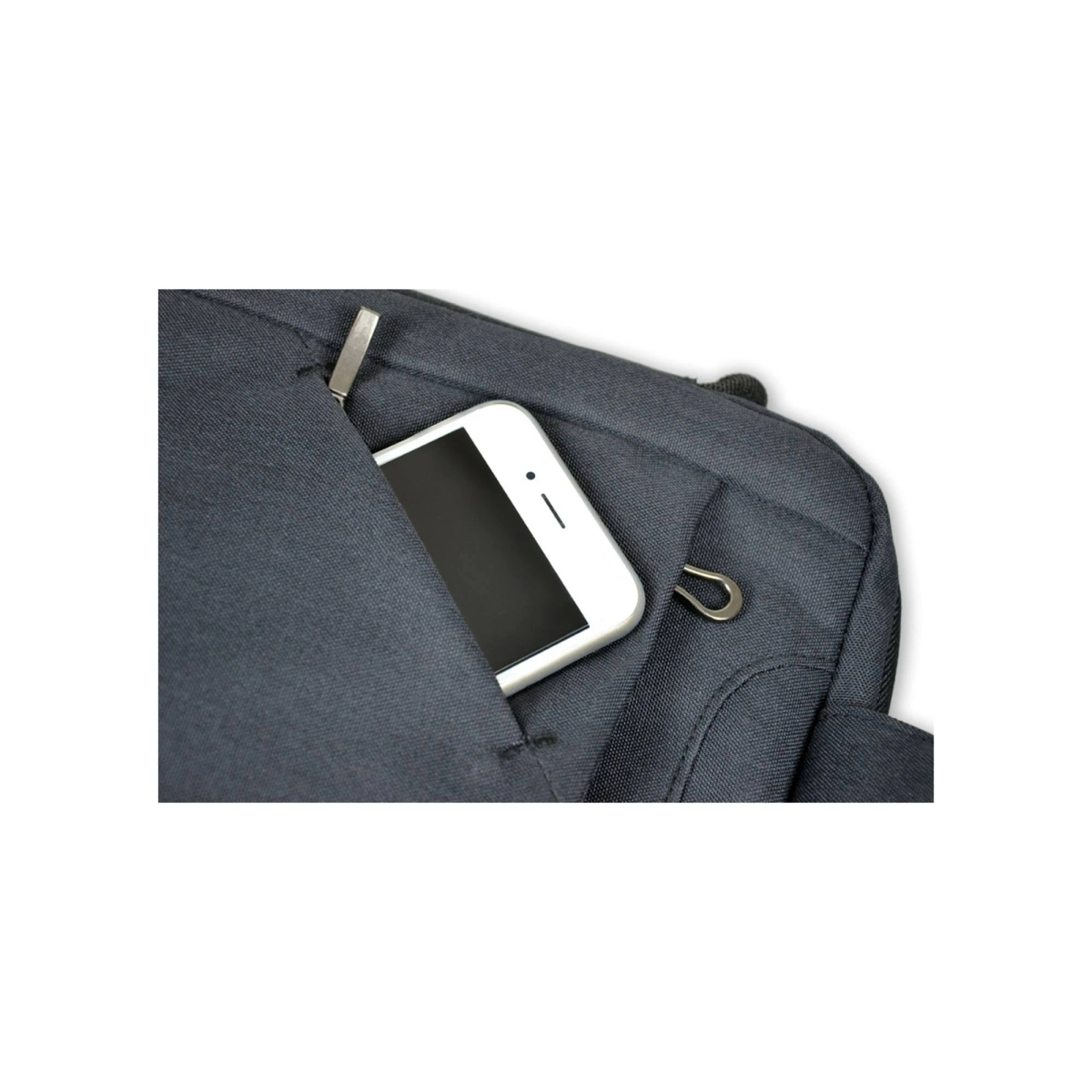 Ein weißes Telefon ragt aus einer dunkelblauen Tasche, gesichert mit einem silbernen Clip.