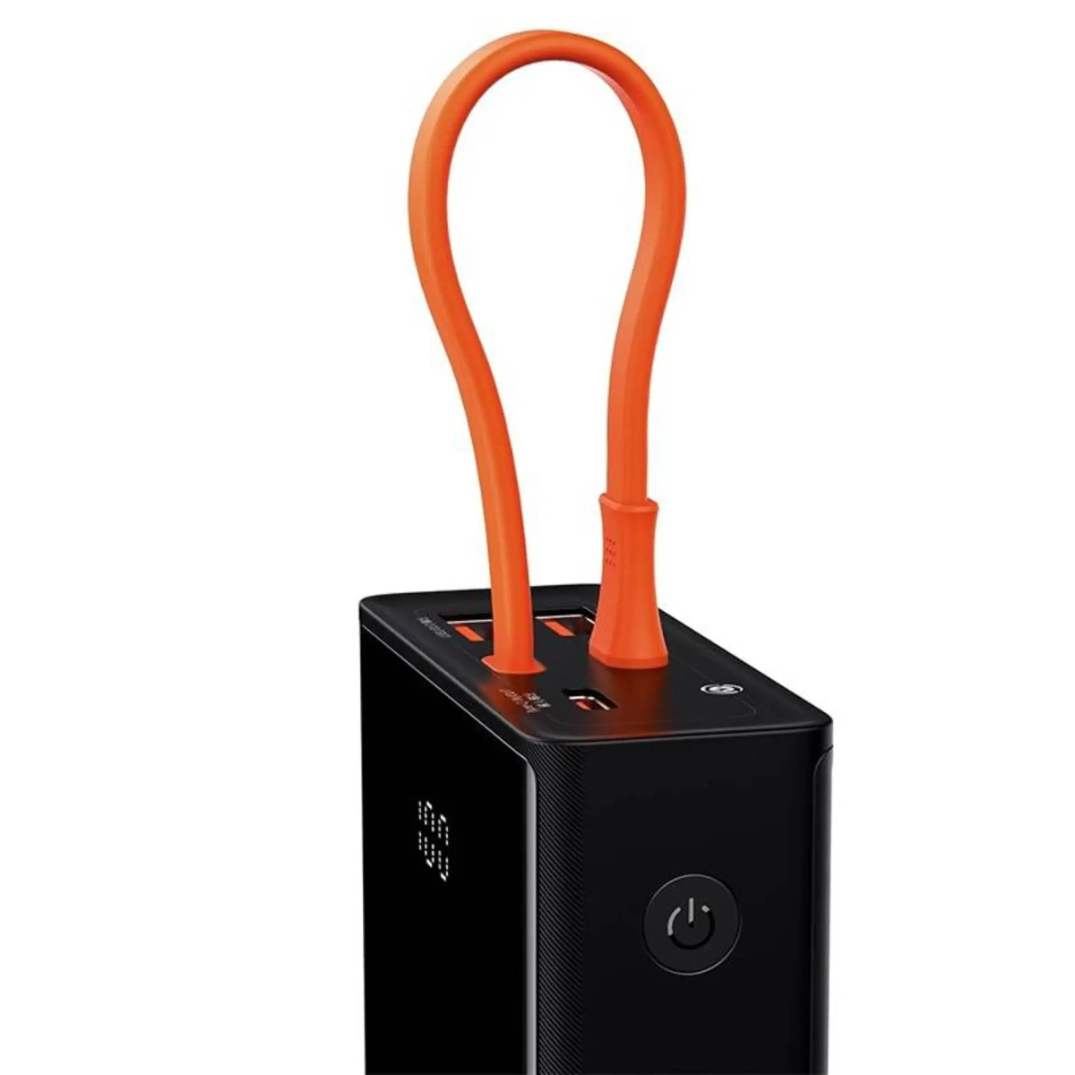 Adaptador de corriente negro con bucle de cable naranja. Fondo blanco.