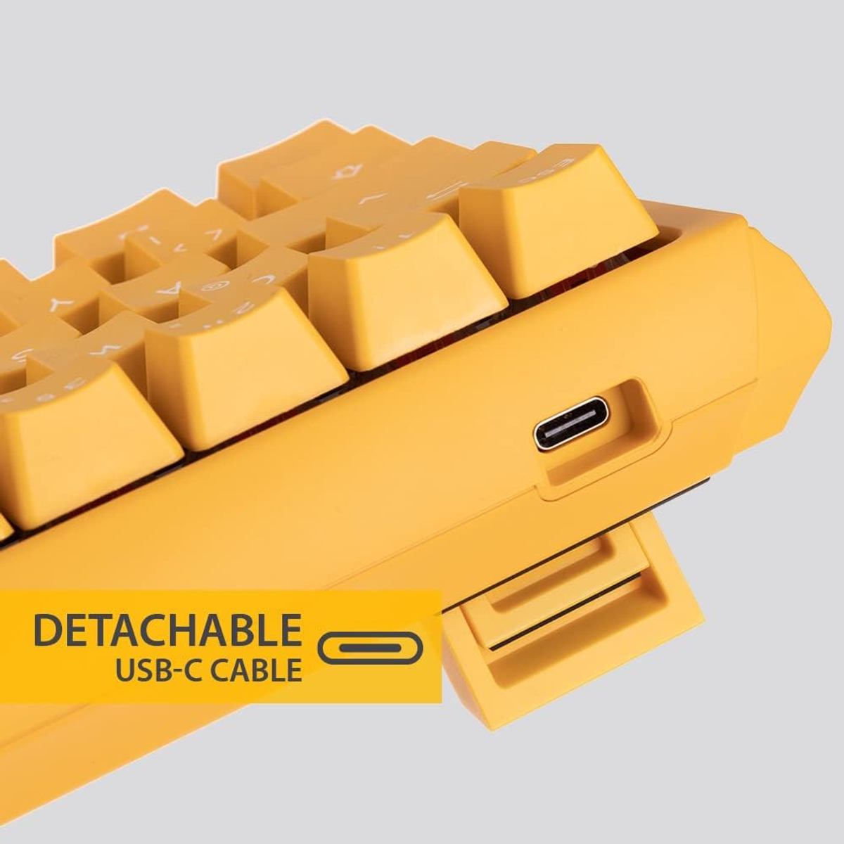 Tastiera meccanica gialla con porta USB-C ed etichetta cavo USB-C staccabile.